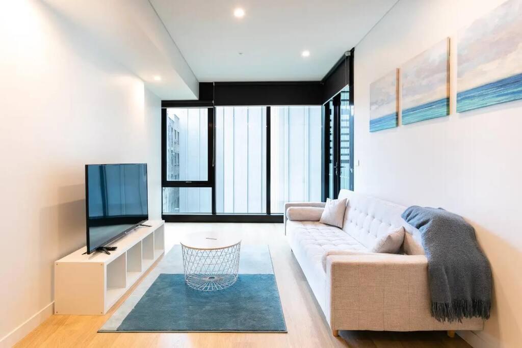 Lovely One Bedroom + Study with Infinity Pool