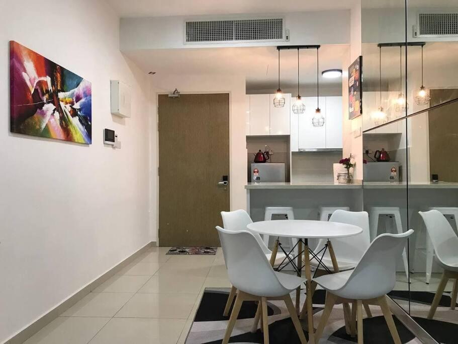 KLCC VIEW-3 BED LOVELY APARTMENTS IN KUALA LUMPUR