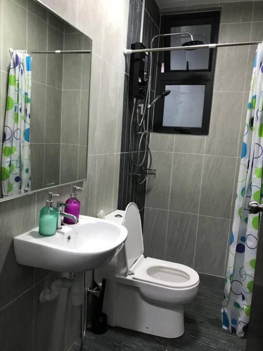 KLCC VIEW-3 BED LOVELY APARTMENTS IN KUALA LUMPUR