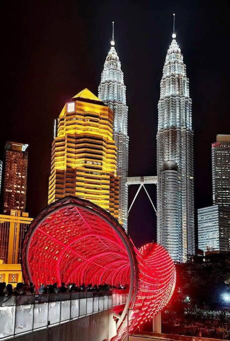 KLCC VIEW-3 BED LOVELY APARTMENTS IN KUALA LUMPUR