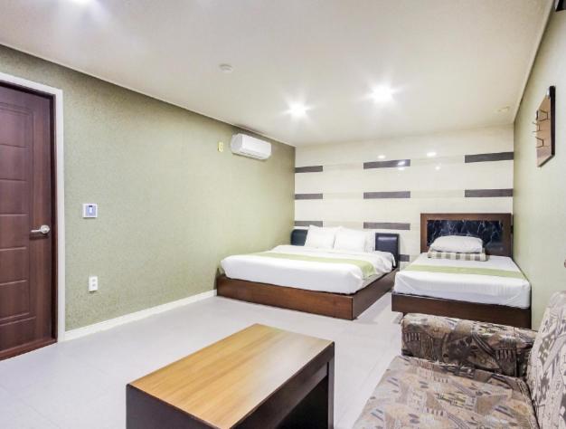 Opera Motel view 3