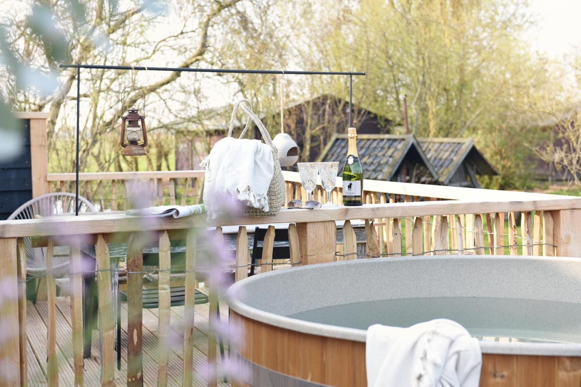 Huisje Smuk Huske nabij het water in Friesland met hottub