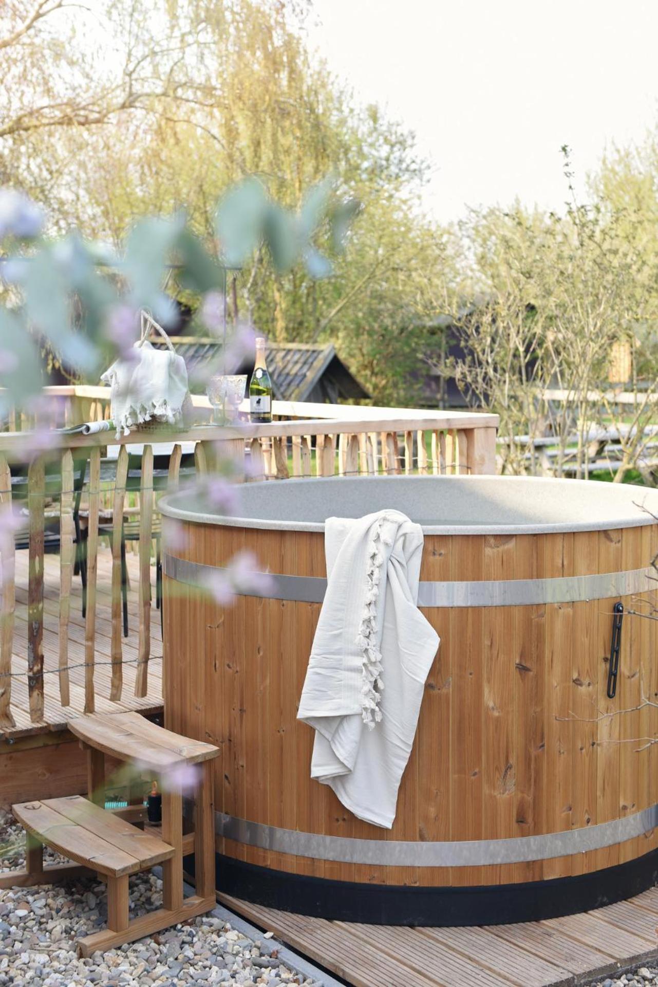 Huisje Smuk Huske nabij het water in Friesland met hottub