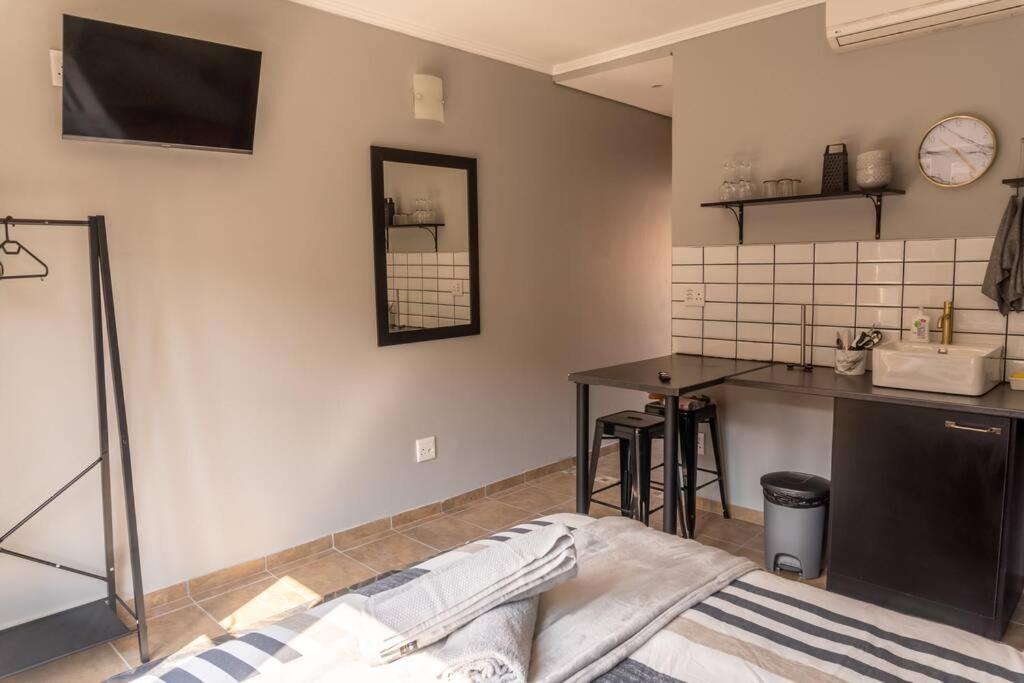 Excellently located close to N1, Free WIFI, SMART TV, Easy Self Check in, Modern and many RESTAURANTS on premises view 4