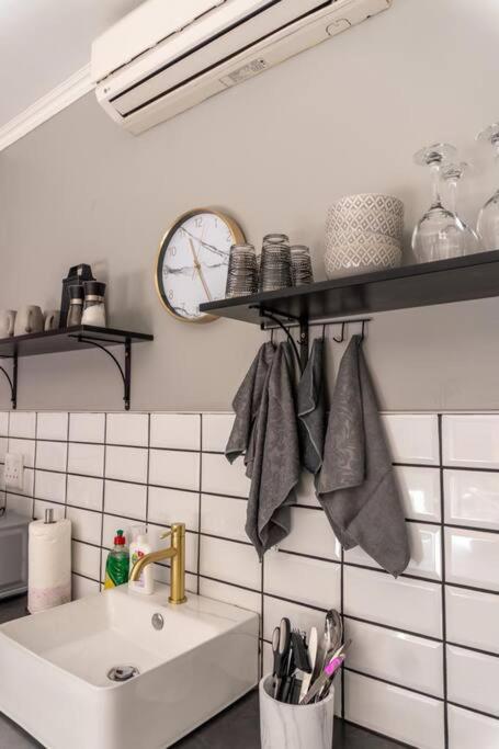 Excellently located close to N1, Free WIFI, SMART TV, Easy Self Check in, Modern and many RESTAURANTS on premises view 5