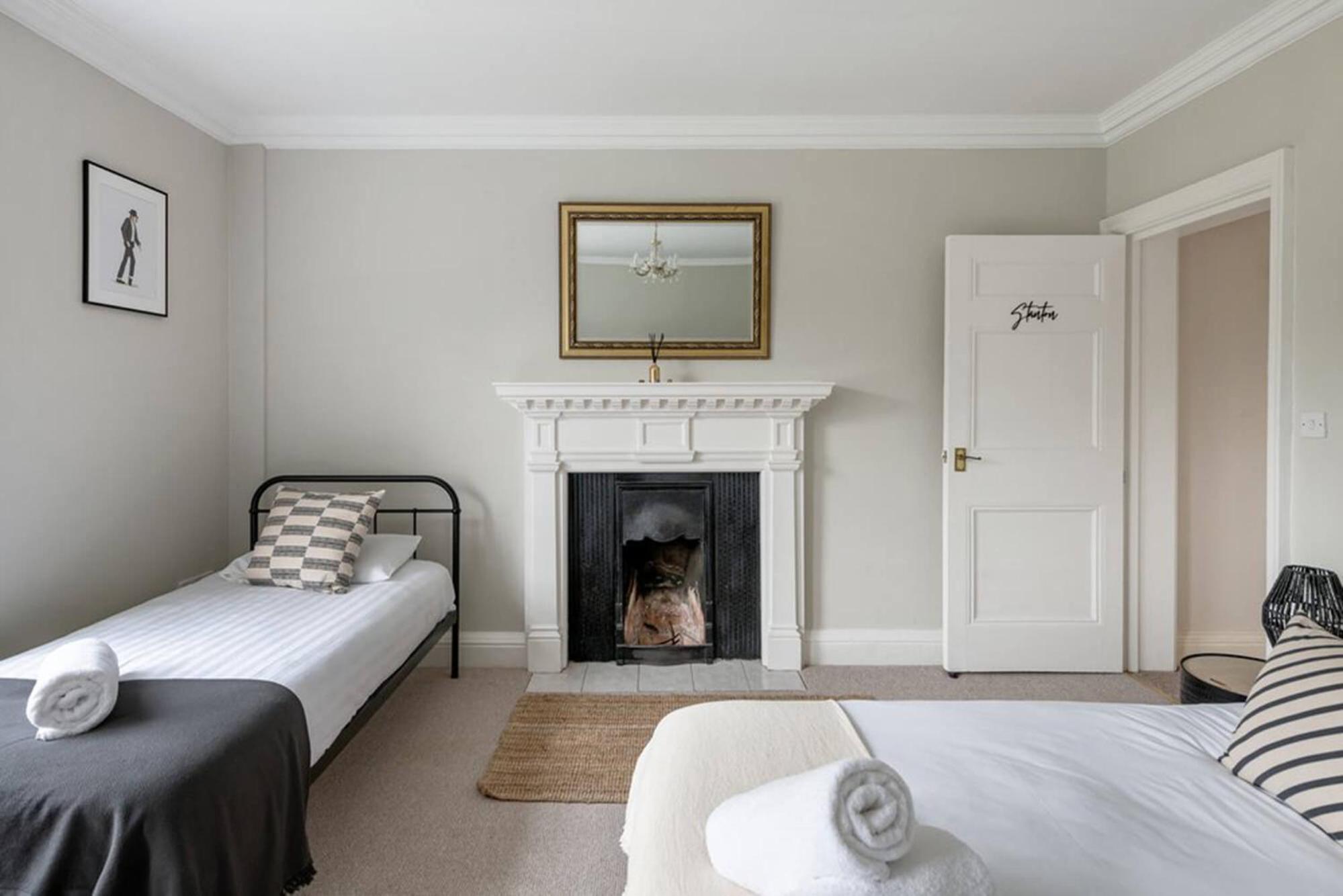 Cotswold Spa House - Country house retreat with indoor swimming pool and hot tub, ideal for large groups view 3