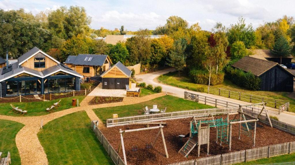 Coot Cottage - holiday house with fantastic lake views