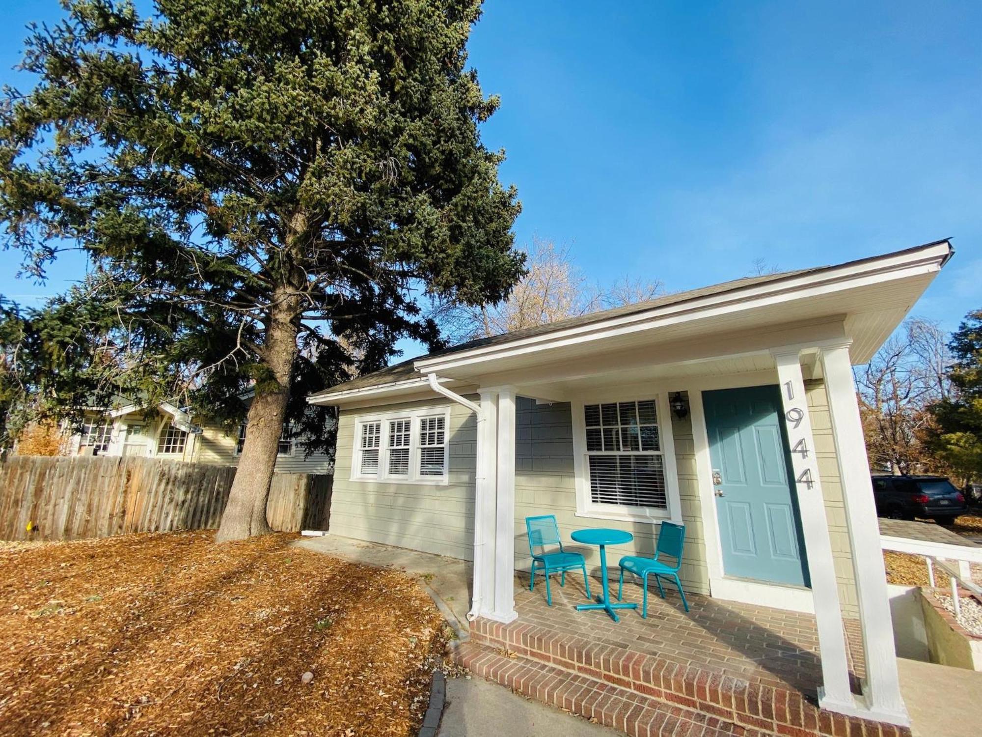 Stunning Bungalow next to UNC - Free Bikes!