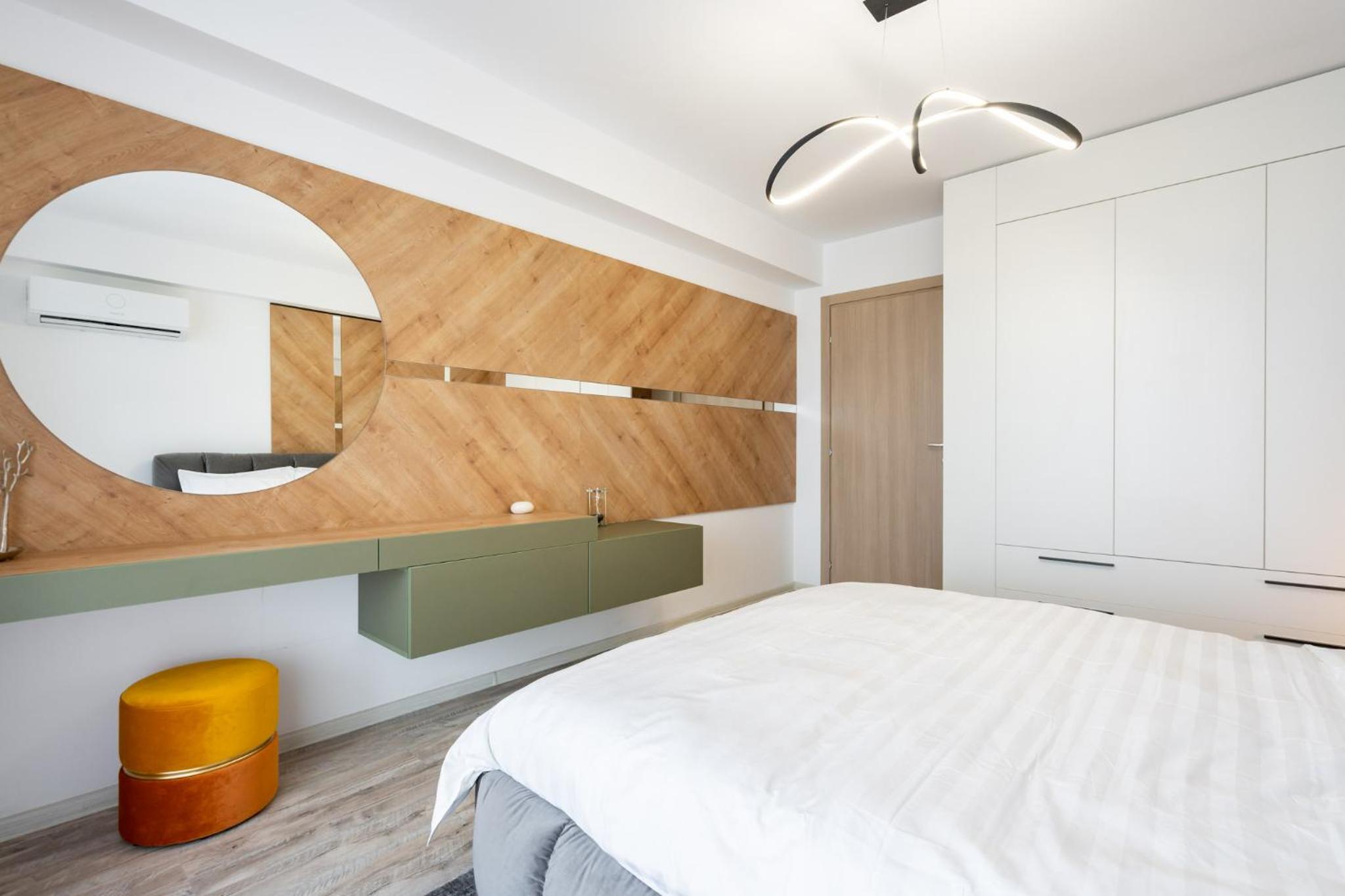 Classy Sassy - Elegant Escape in Timpuri Noi