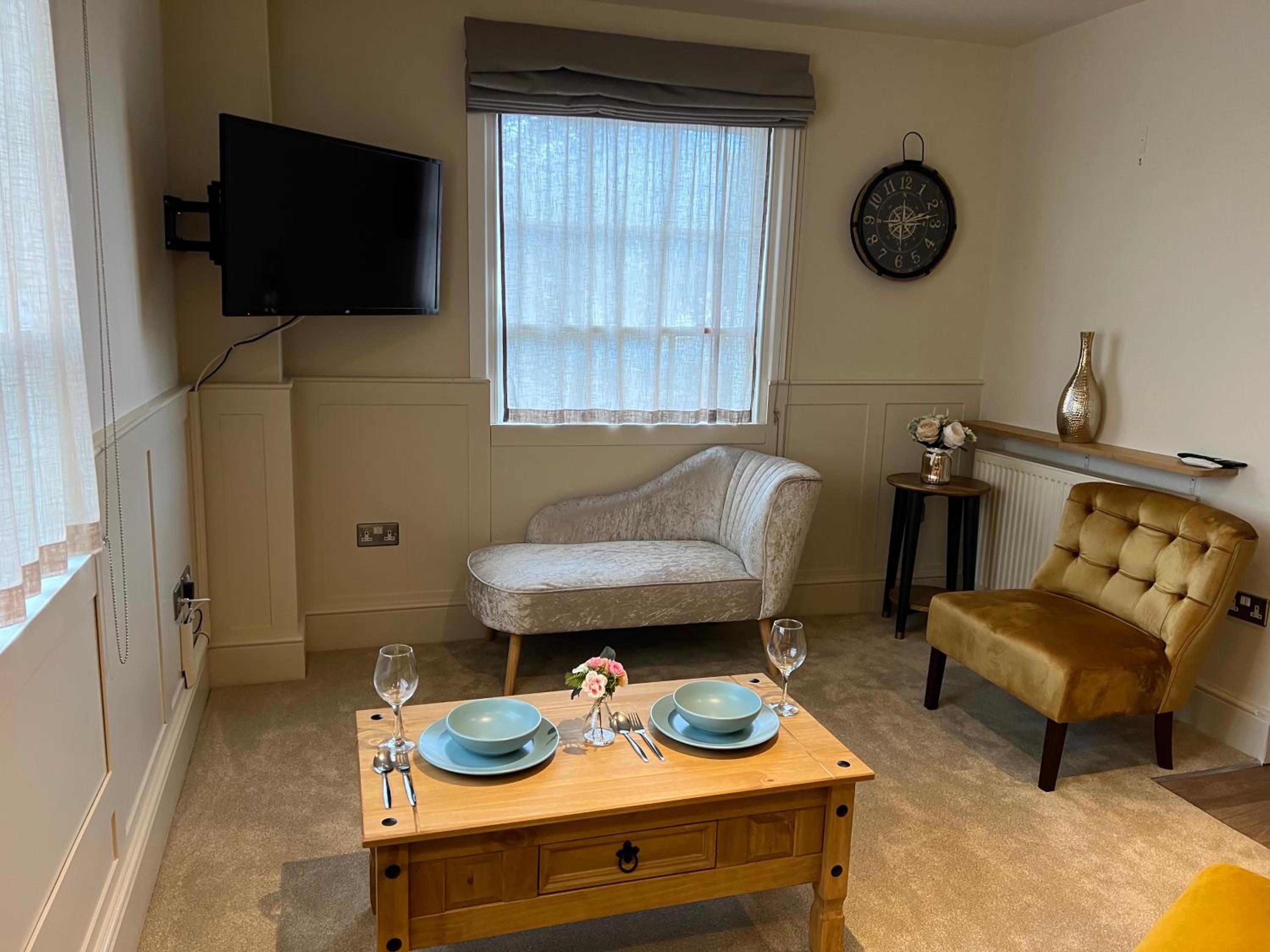 Studio Flat Central Cheltenham Parking off road view 5
