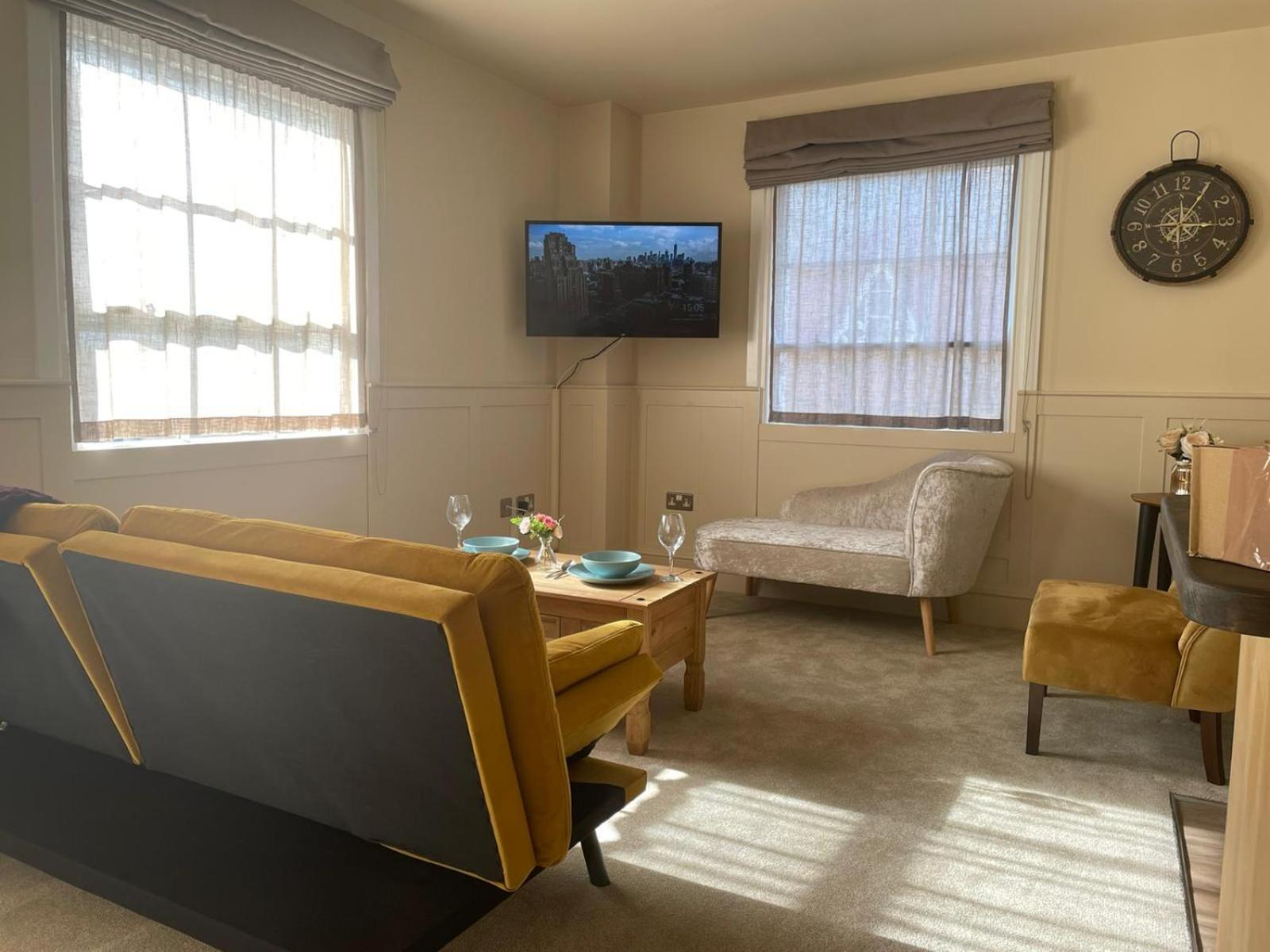 Studio Flat Central Cheltenham Parking off road view 4