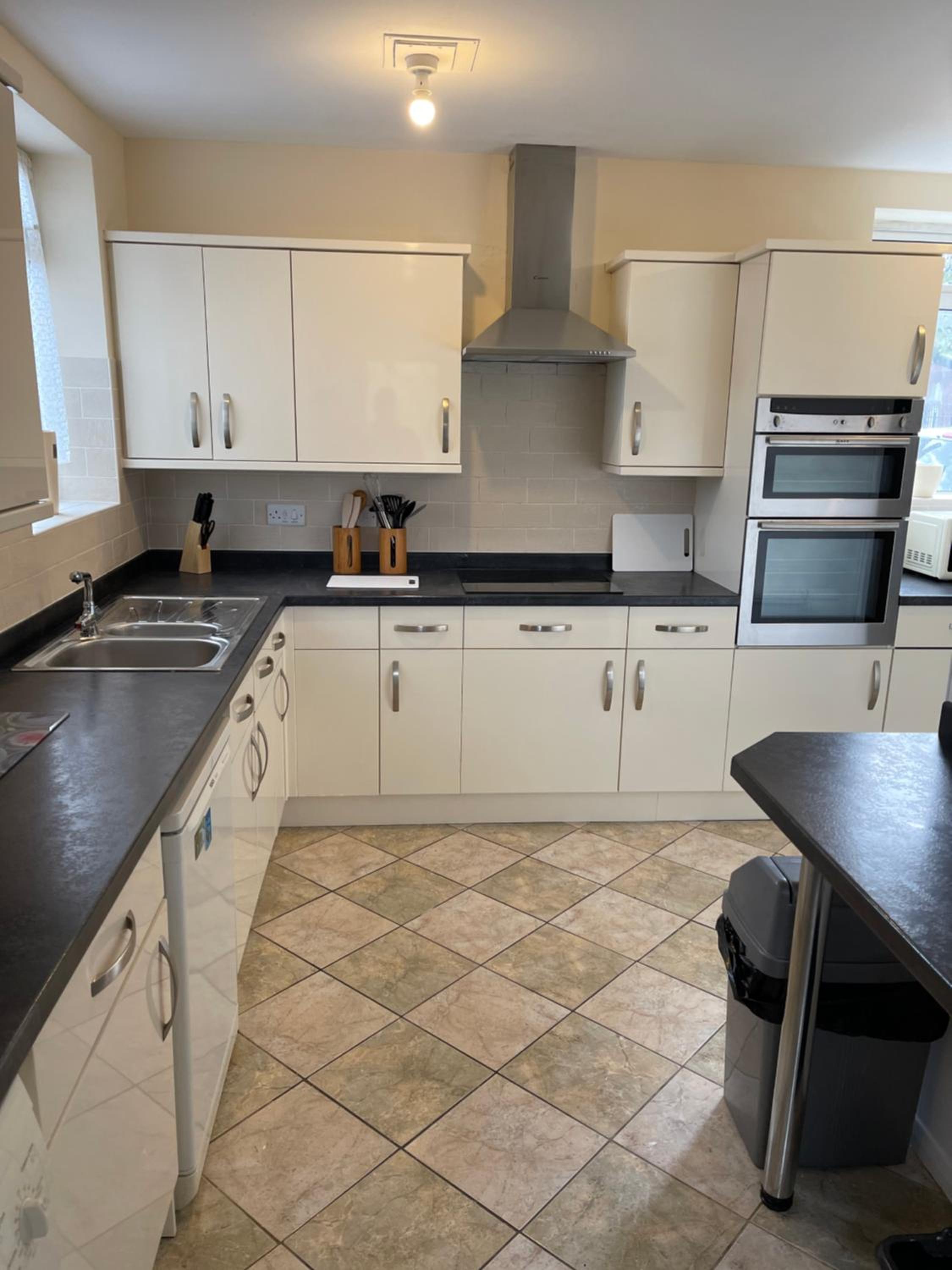 Spacious, Sleeps 18, 3 Bathrooms, Parking, Park, Mansfield view 5