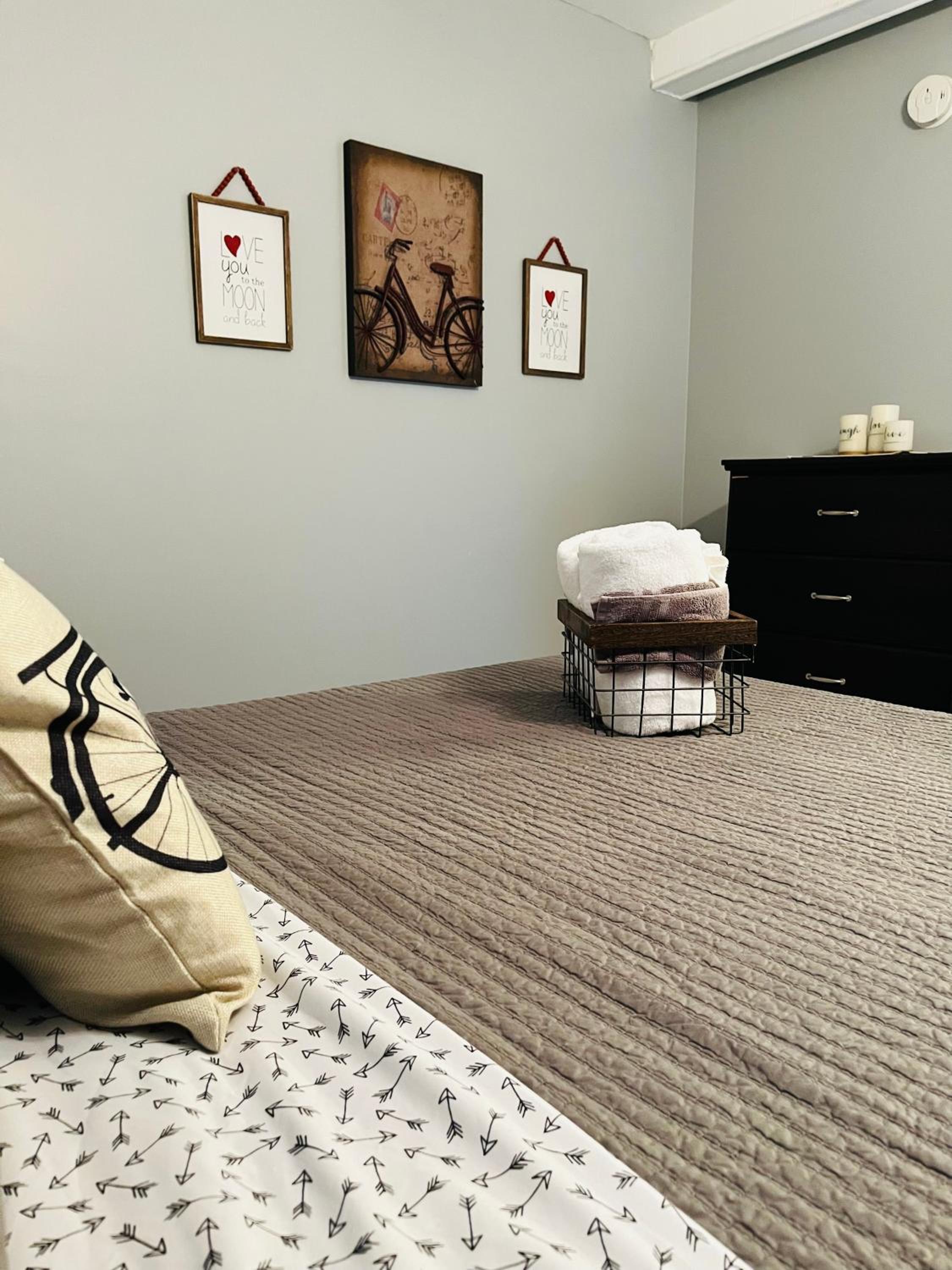 Cozy Main Level 2 Bedroom Apartment next to DIA