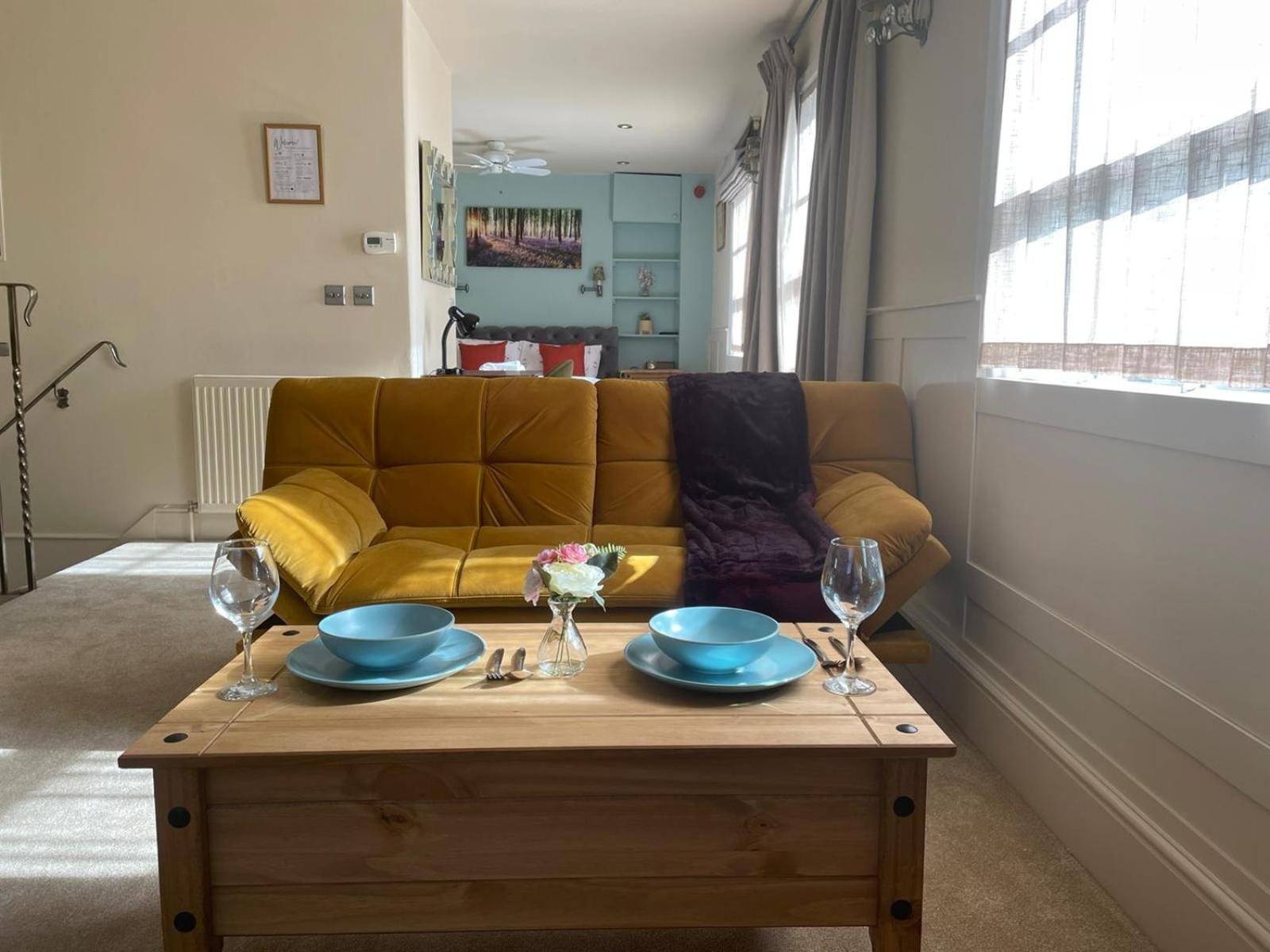 Studio Flat Central Cheltenham Parking off road view 3