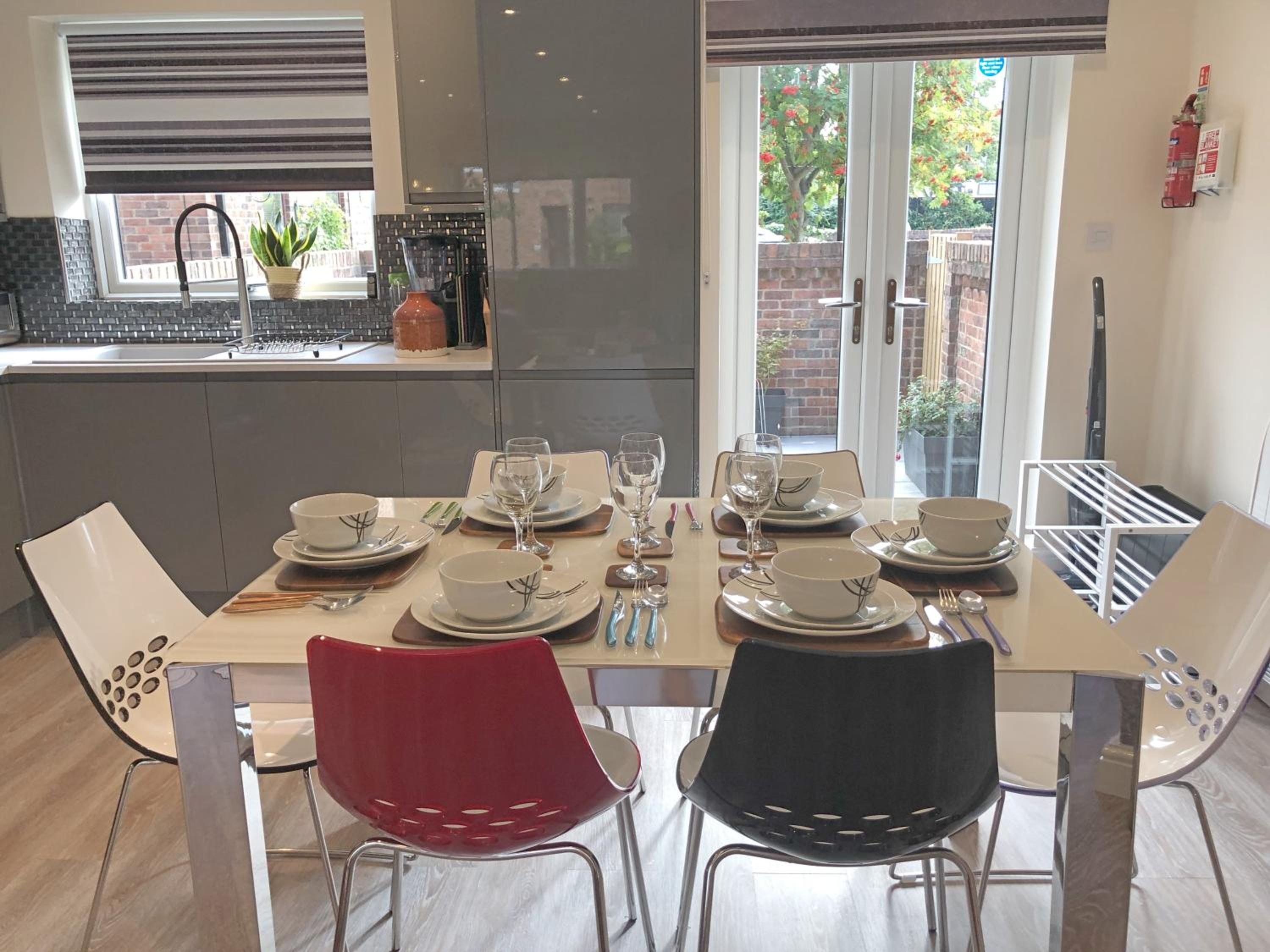 City Centre Town House with City Views and Free Parking 7FSBI view 5