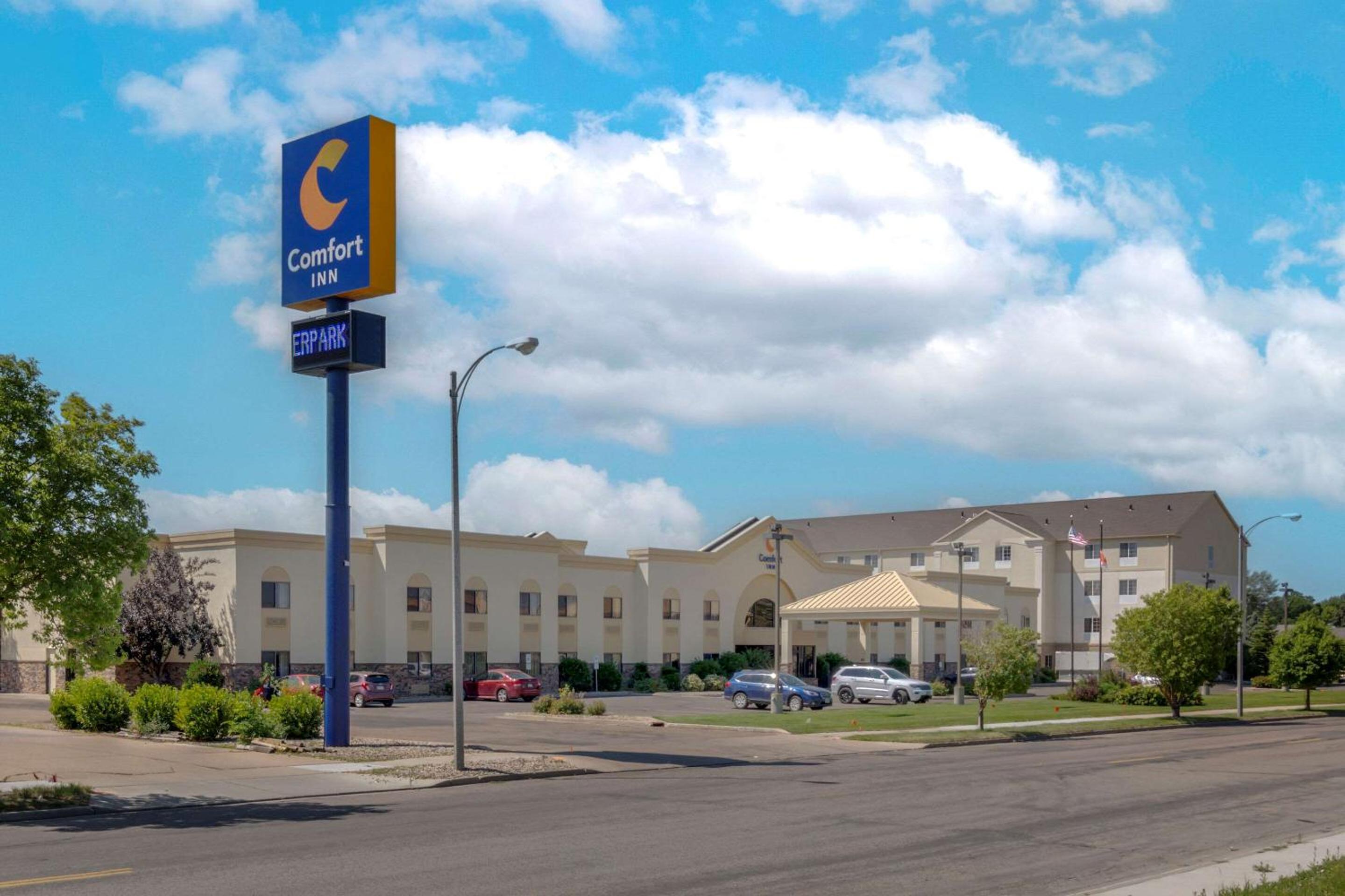 Bismarck Vacations - Comfort Inn Bismarck - Property Image 1