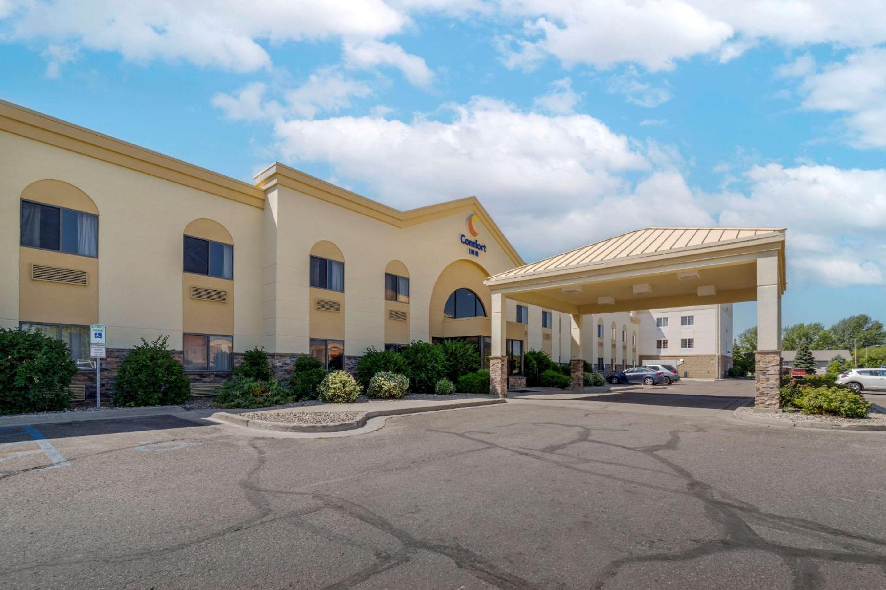 Bismarck Vacations - Comfort Inn Bismarck - Property Image 1