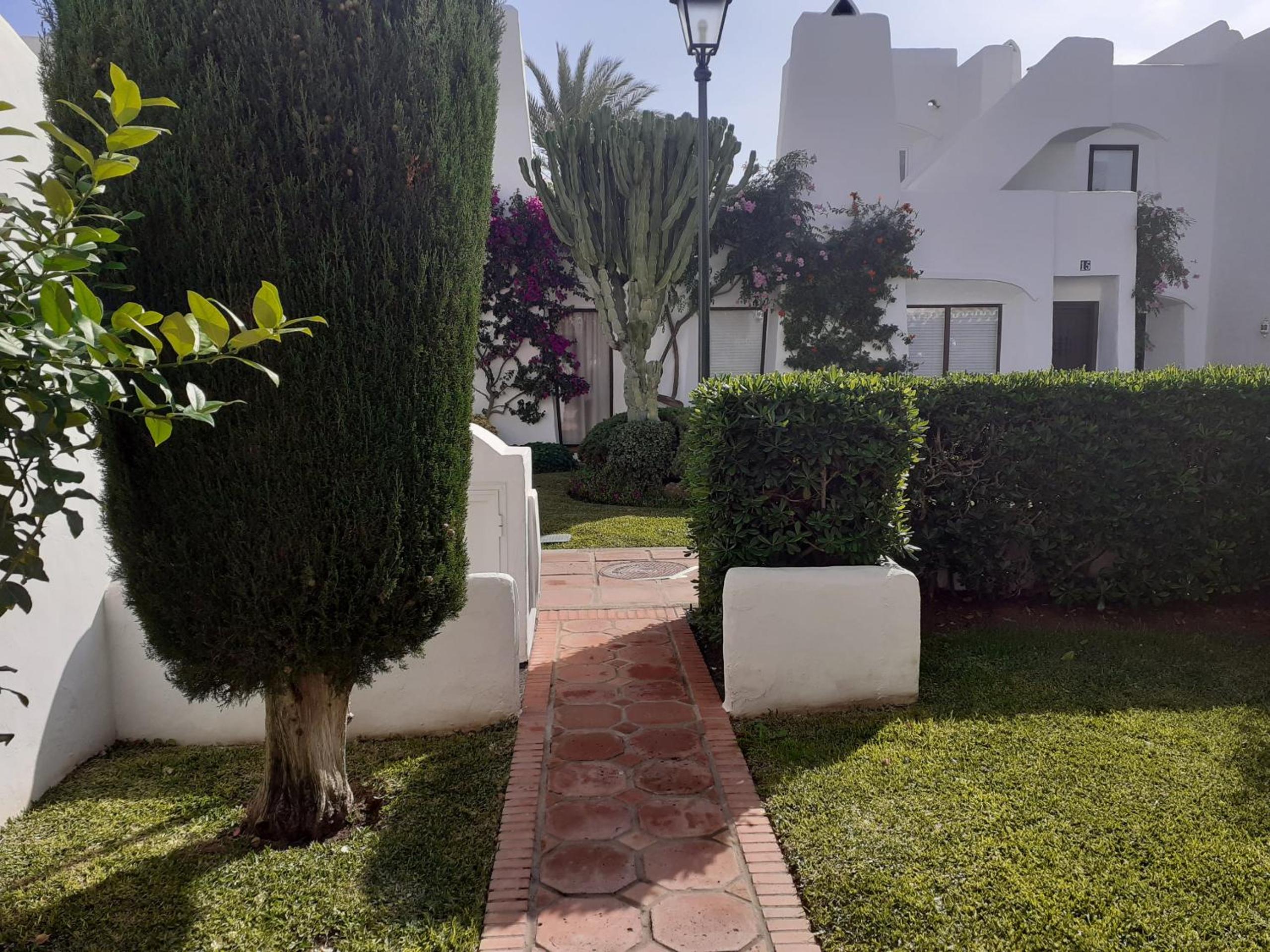 Estepona - Playa - 2 dormitorios con terraza y jardín al lado del mar Jo6
