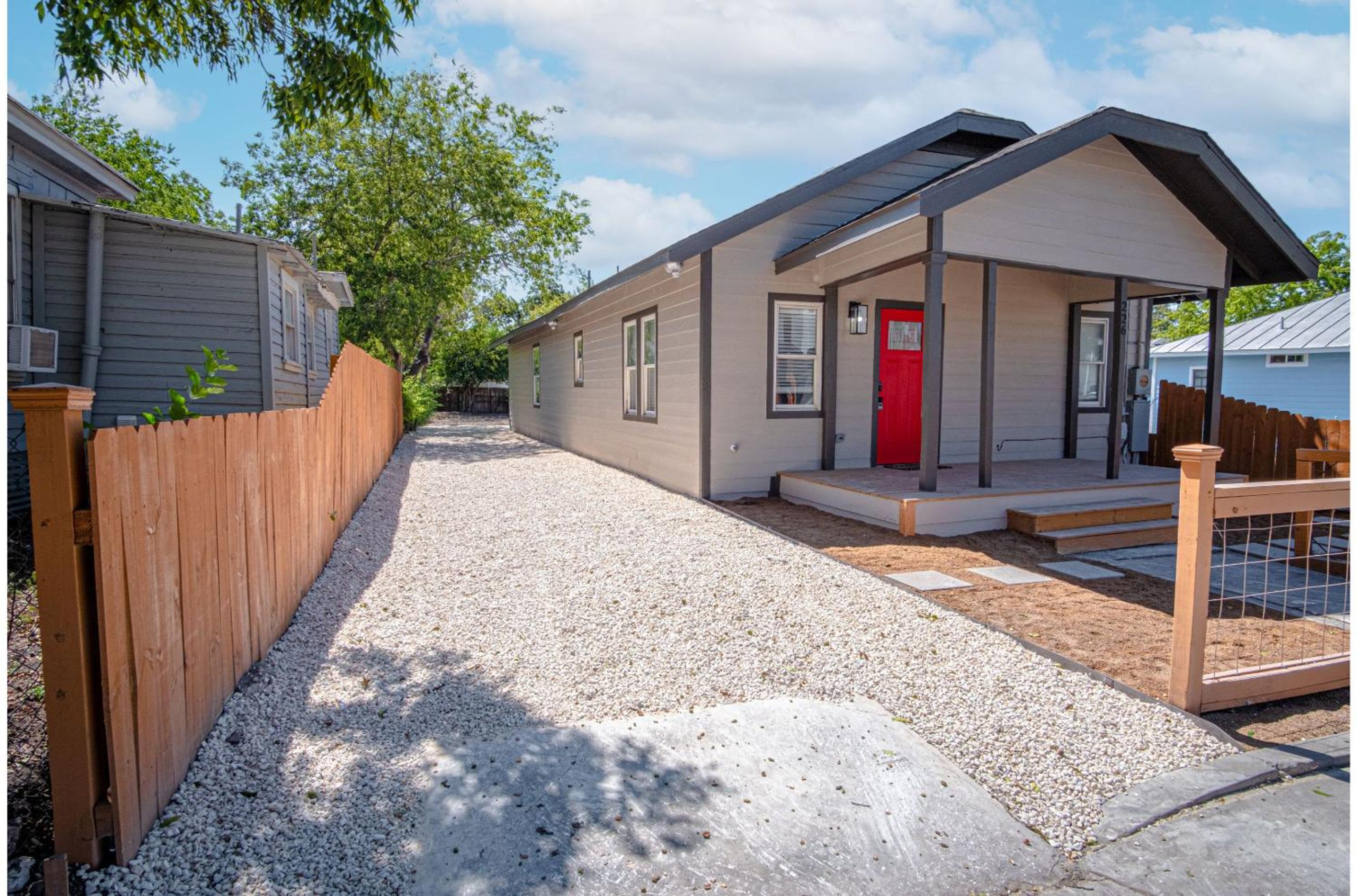 Delightfully Renovated 4 BR2 BA Near DT Riverwalk view 2