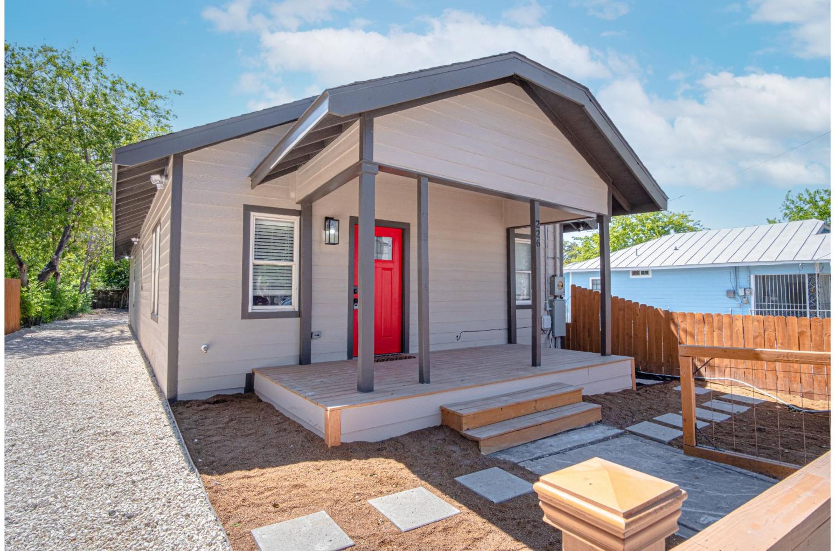 Delightfully Renovated 4 BR2 BA Near DT Riverwalk view 3