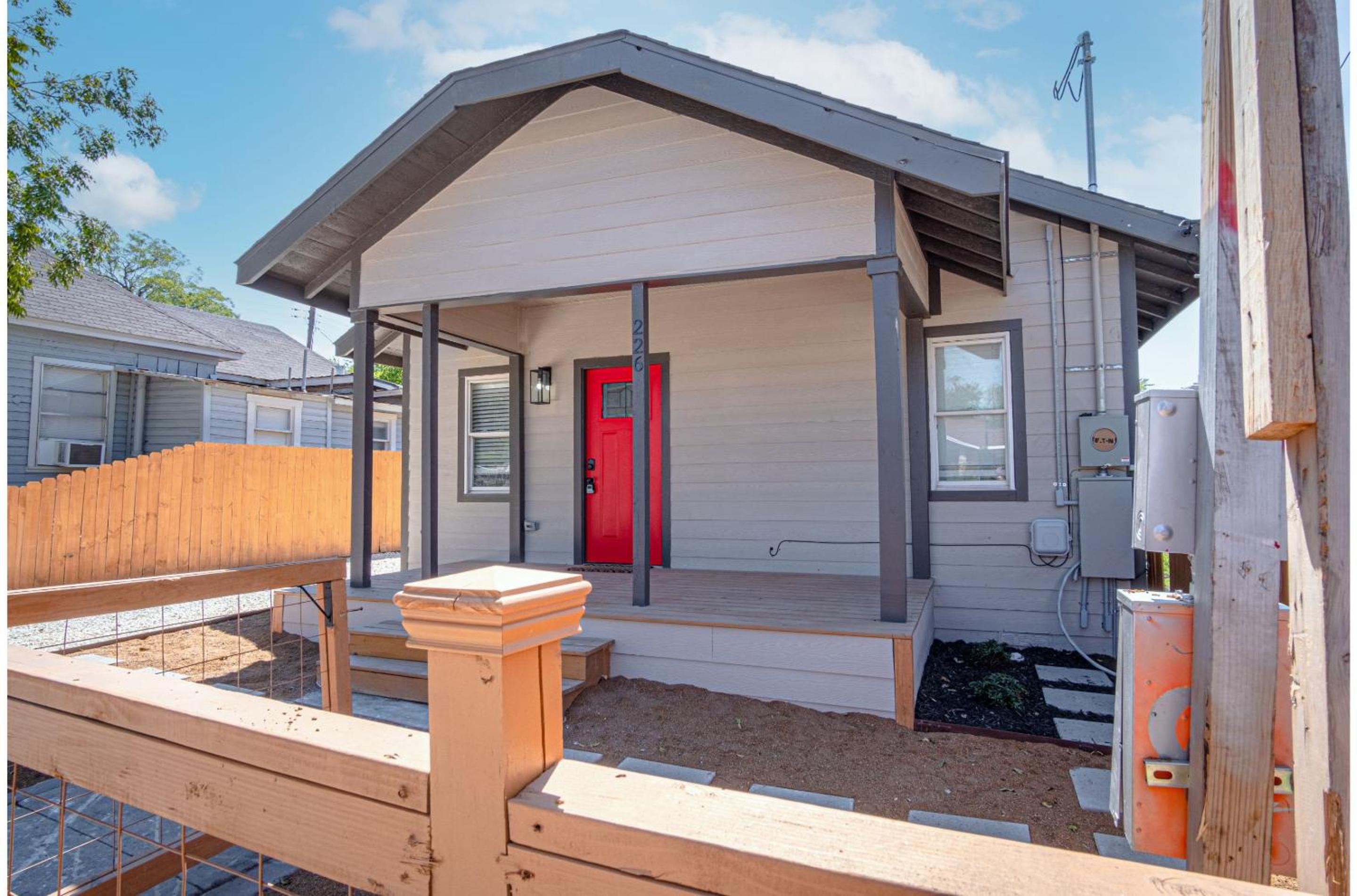 Delightfully Renovated 4 BR2 BA Near DT Riverwalk view 4