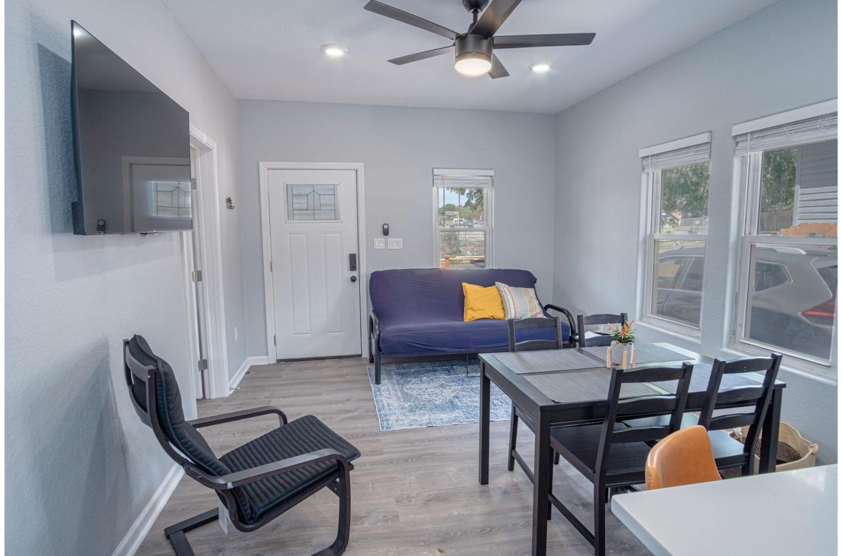 Delightfully Renovated 4 BR2 BA Near DT Riverwalk view 5