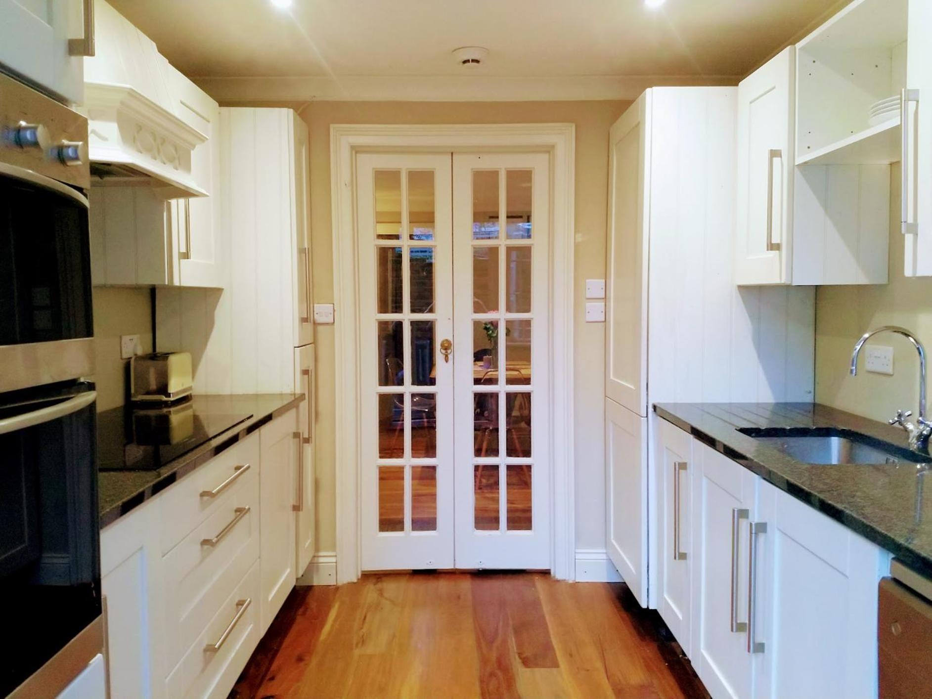 Elegant & spacious parkside 2-bedroom 2-bathroom flat in period building on Blackheath Common - private entrance, parking, great Greenwich location, easy f