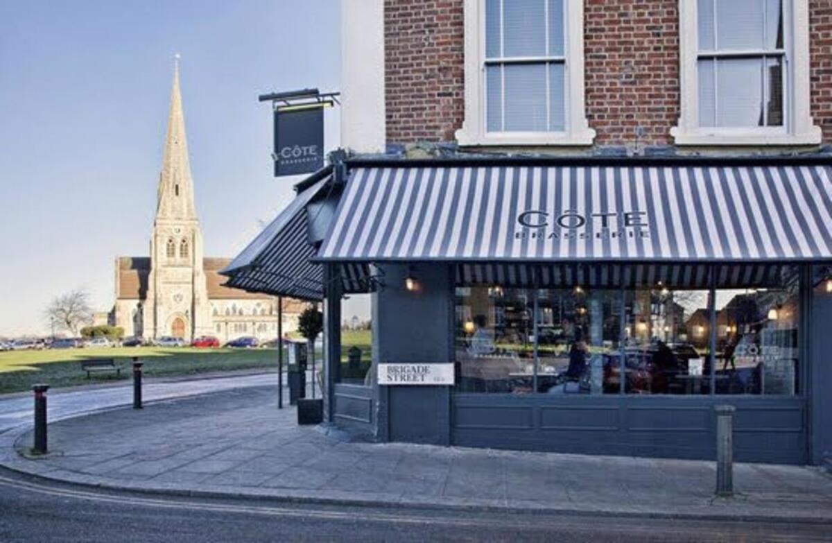 Elegant & spacious parkside 2-bedroom 2-bathroom flat in period building on Blackheath Common - private entrance, parking, great Greenwich location, easy f