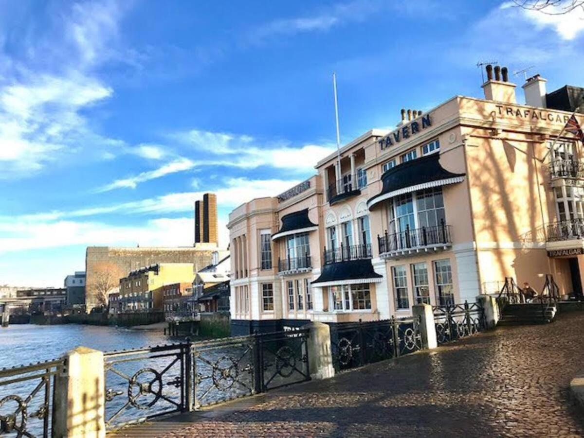 Elegant & spacious parkside 2-bedroom 2-bathroom flat in period building on Blackheath Common - private entrance, parking, great Greenwich location, easy f