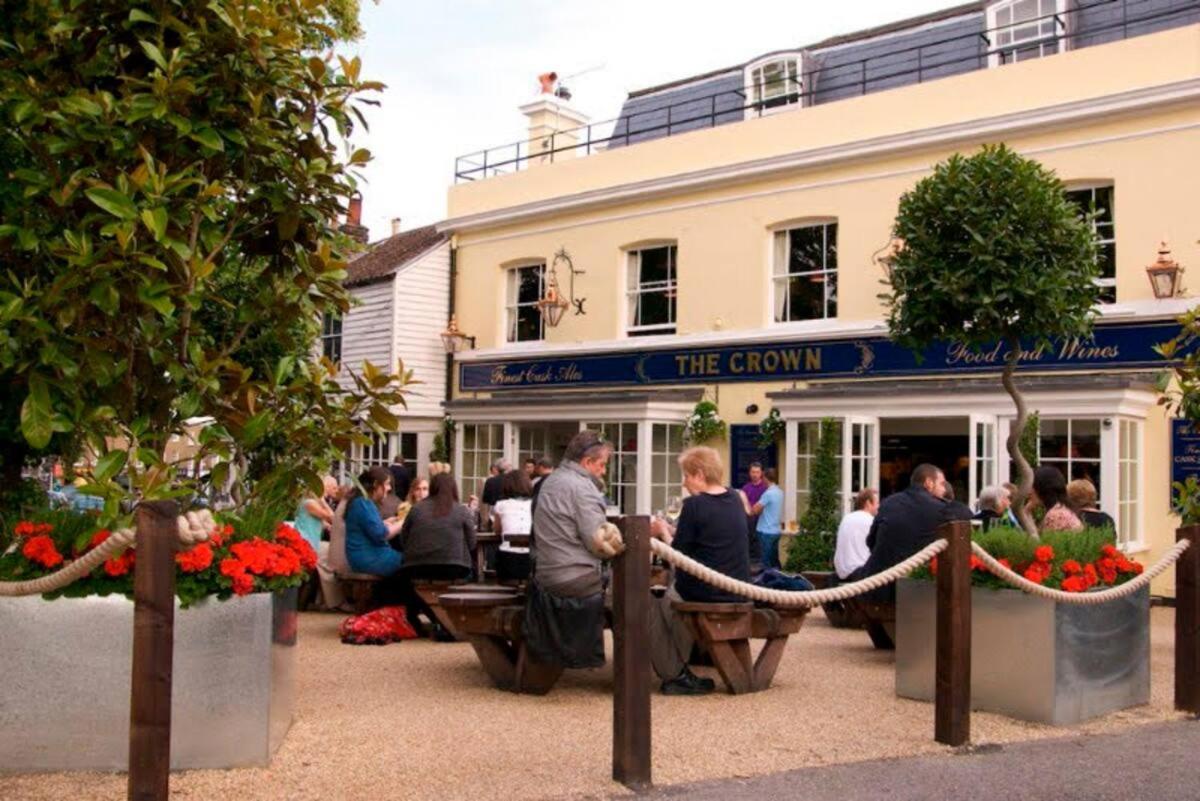 Elegant & spacious parkside 2-bedroom 2-bathroom flat in period building on Blackheath Common - private entrance, parking, great Greenwich location, easy f