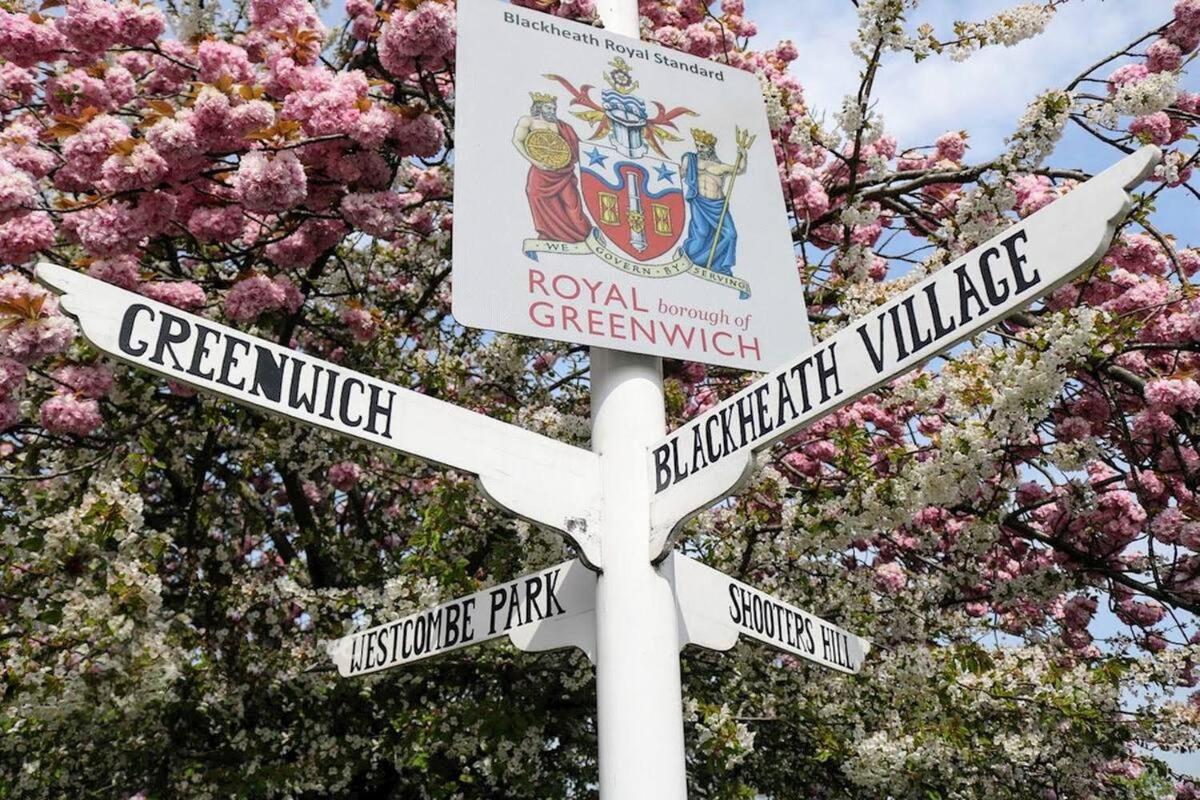Elegant & spacious parkside 2-bedroom 2-bathroom flat in period building on Blackheath Common - private entrance, parking, great Greenwich location, easy f