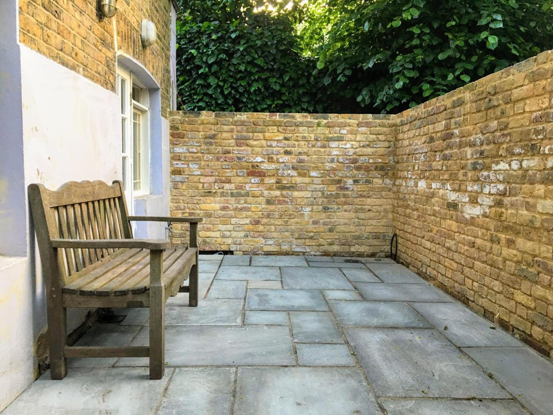 Elegant & spacious parkside 2-bedroom 2-bathroom flat in period building on Blackheath Common - private entrance, parking, great Greenwich location, easy f
