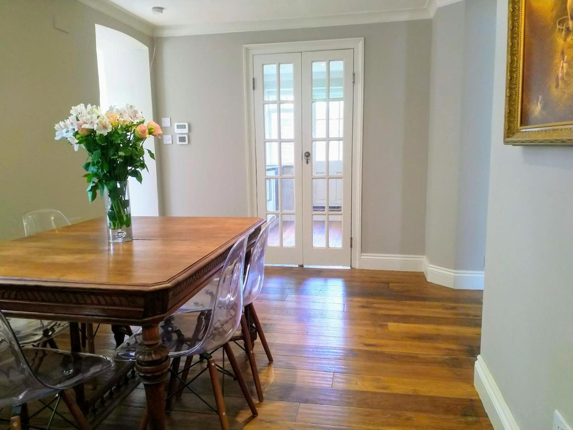 Elegant & spacious parkside 2-bedroom 2-bathroom flat in period building on Blackheath Common - private entrance, parking, great Greenwich location, easy f