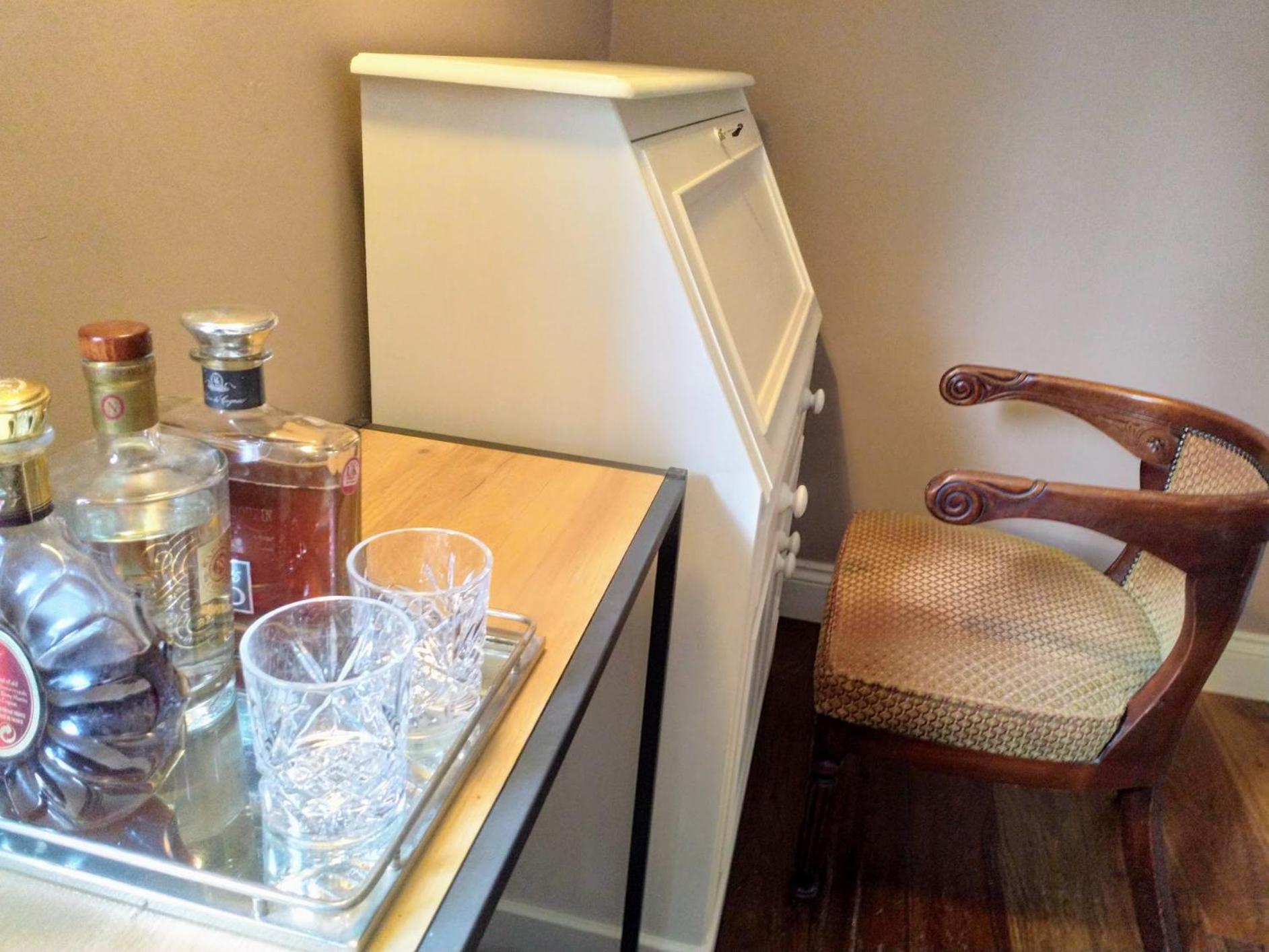 Elegant & spacious parkside 2-bedroom 2-bathroom flat in period building on Blackheath Common - private entrance, parking, great Greenwich location, easy f