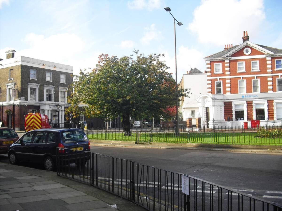 Elegant & spacious parkside 2-bedroom 2-bathroom flat in period building on Blackheath Common - private entrance, parking, great Greenwich location, easy f