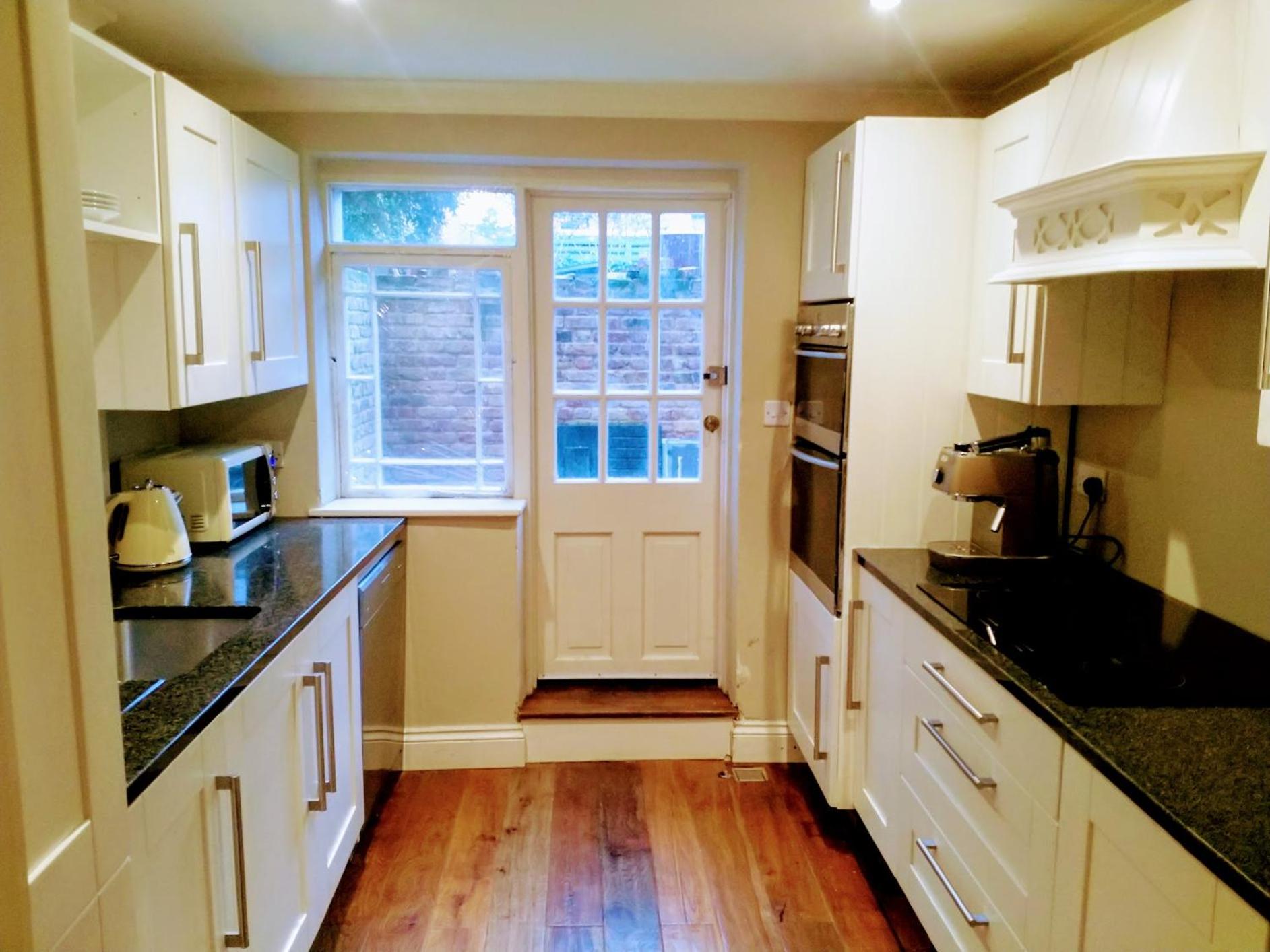 Elegant & spacious parkside 2-bedroom 2-bathroom flat in period building on Blackheath Common - private entrance, parking, great Greenwich location, easy f