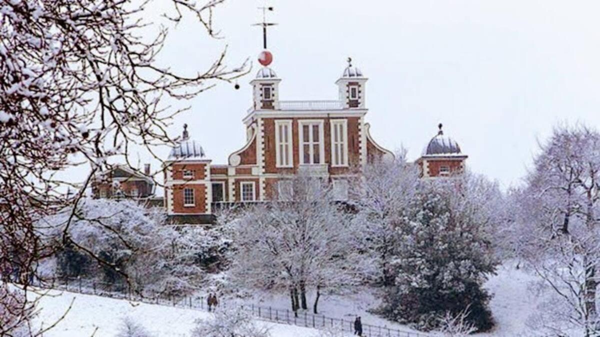 Elegant & spacious parkside 2-bedroom 2-bathroom flat in period building on Blackheath Common - private entrance, parking, great Greenwich location, easy f