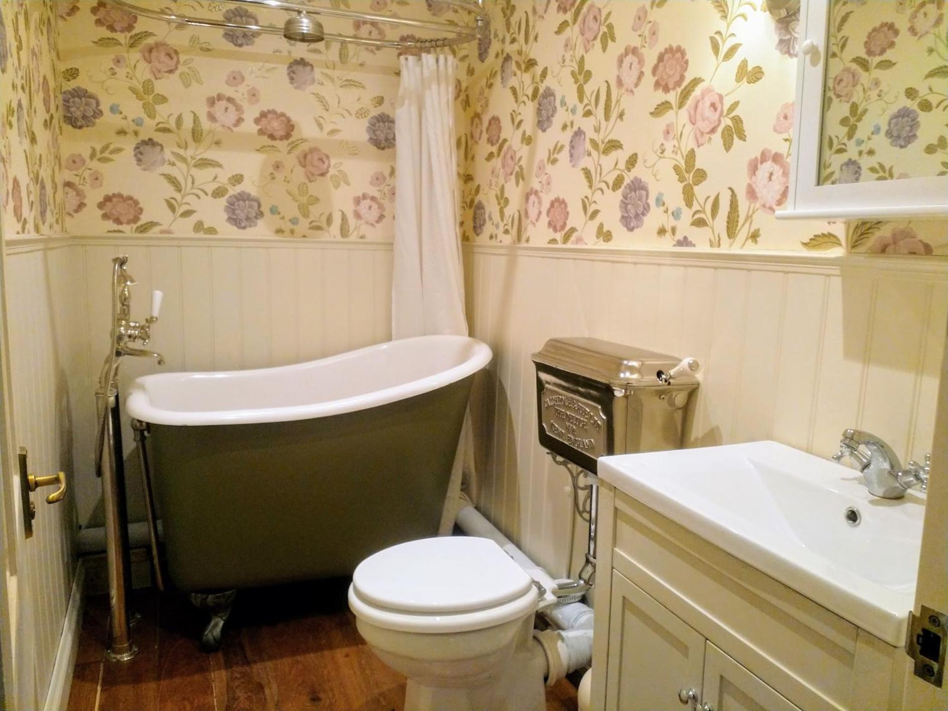 Elegant & spacious parkside 2-bedroom 2-bathroom flat in period building on Blackheath Common - private entrance, parking, great Greenwich location, easy f