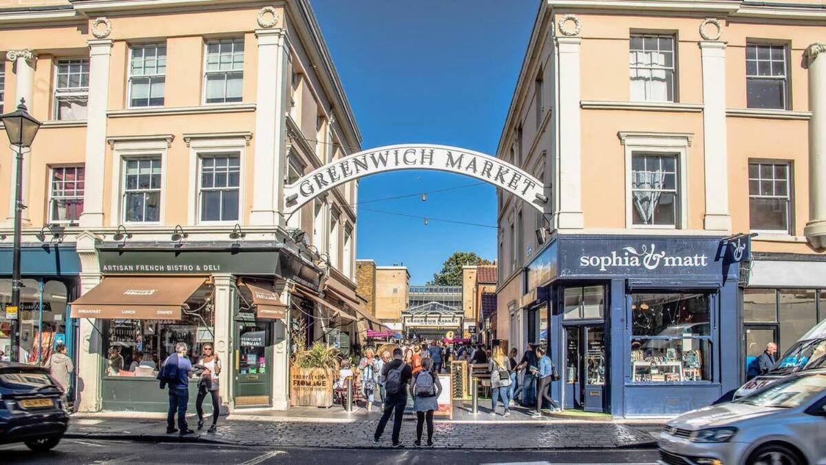 Elegant & spacious parkside 2-bedroom 2-bathroom flat in period building on Blackheath Common - private entrance, parking, great Greenwich location, easy f
