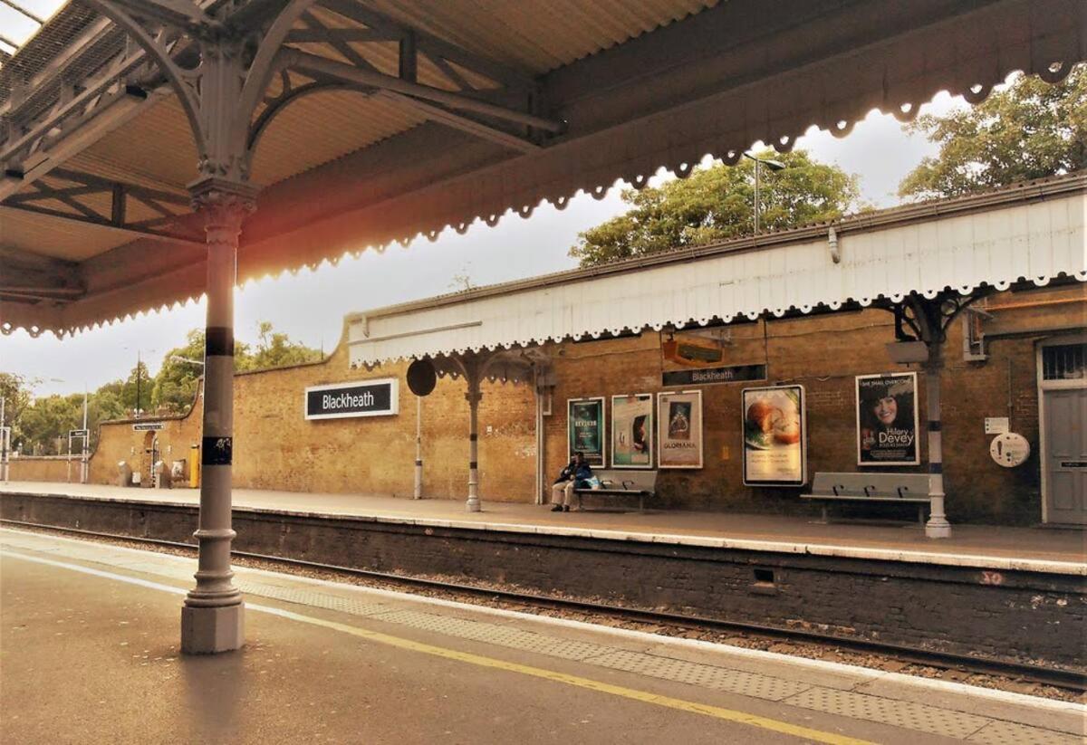 Elegant & spacious parkside 2-bedroom 2-bathroom flat in period building on Blackheath Common - private entrance, parking, great Greenwich location, easy f
