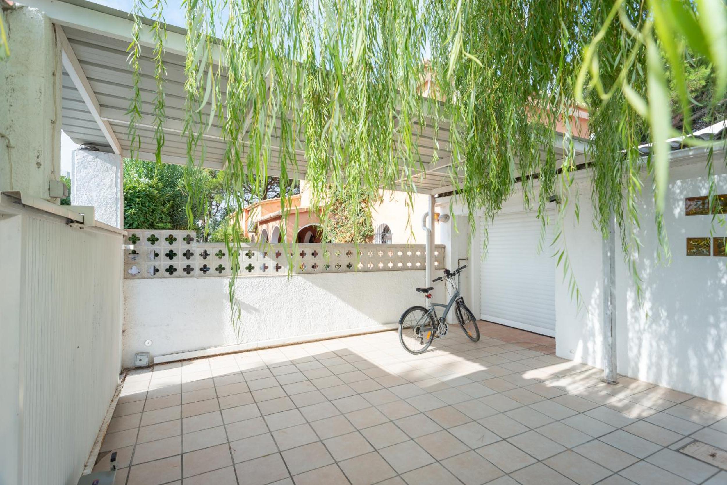 Villa Requesens on Canal