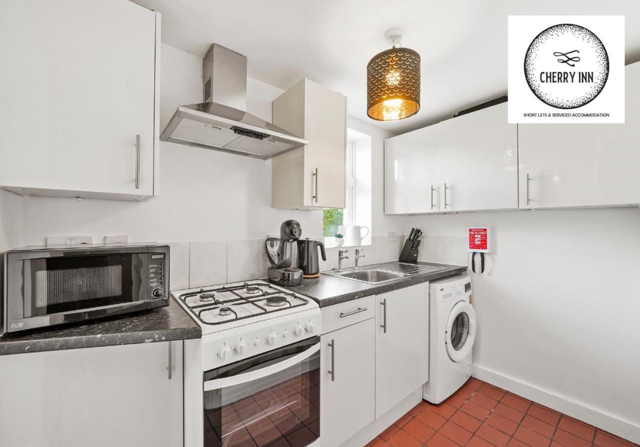 Hotel 3 Bedroom House with Parking & Garden By Cherry Inn Short Lets & Serviced Accommodation Cambridge - Image 1
