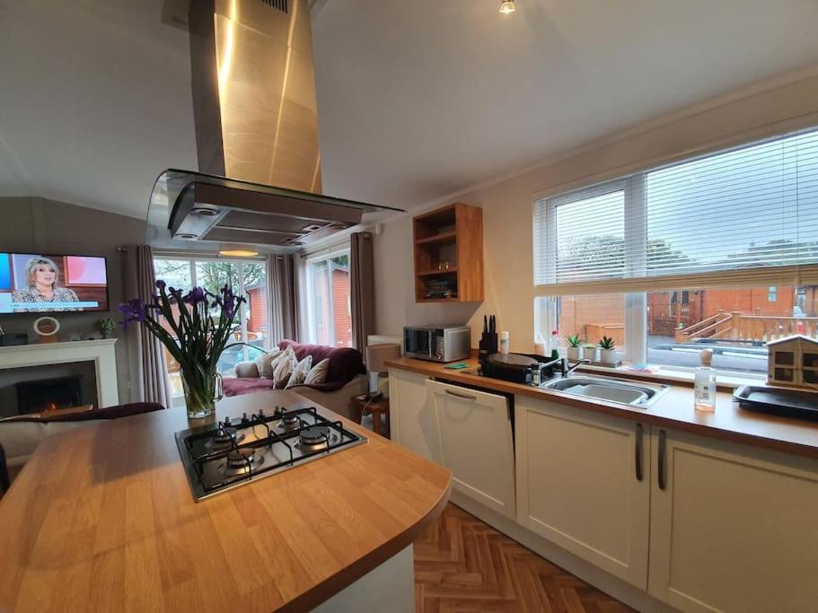 Jaw-Dropping Lodge with Hot Tub on Lake Windermere view 3
