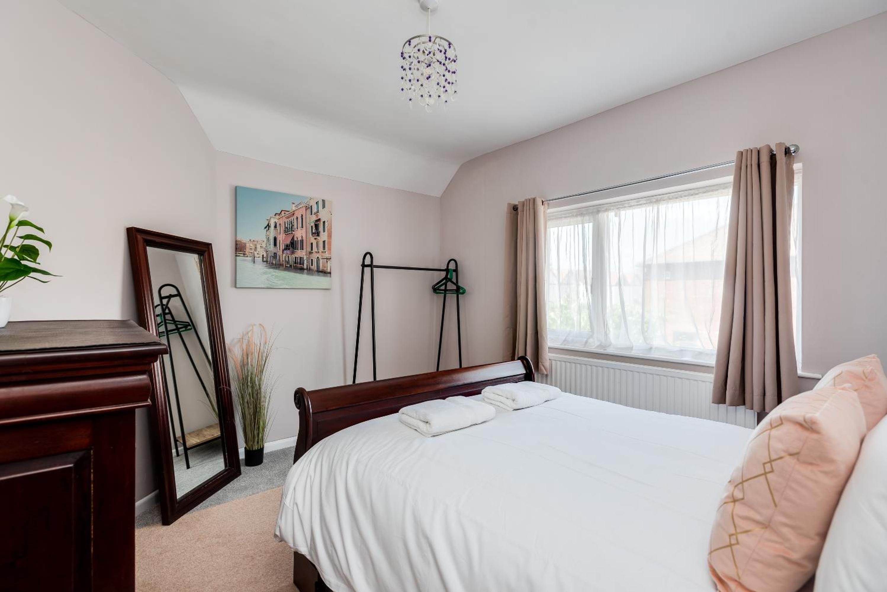 Oxford Vacations - The Oxford Abode - 3-Bedroom House - large garden free parking - Property Image 8