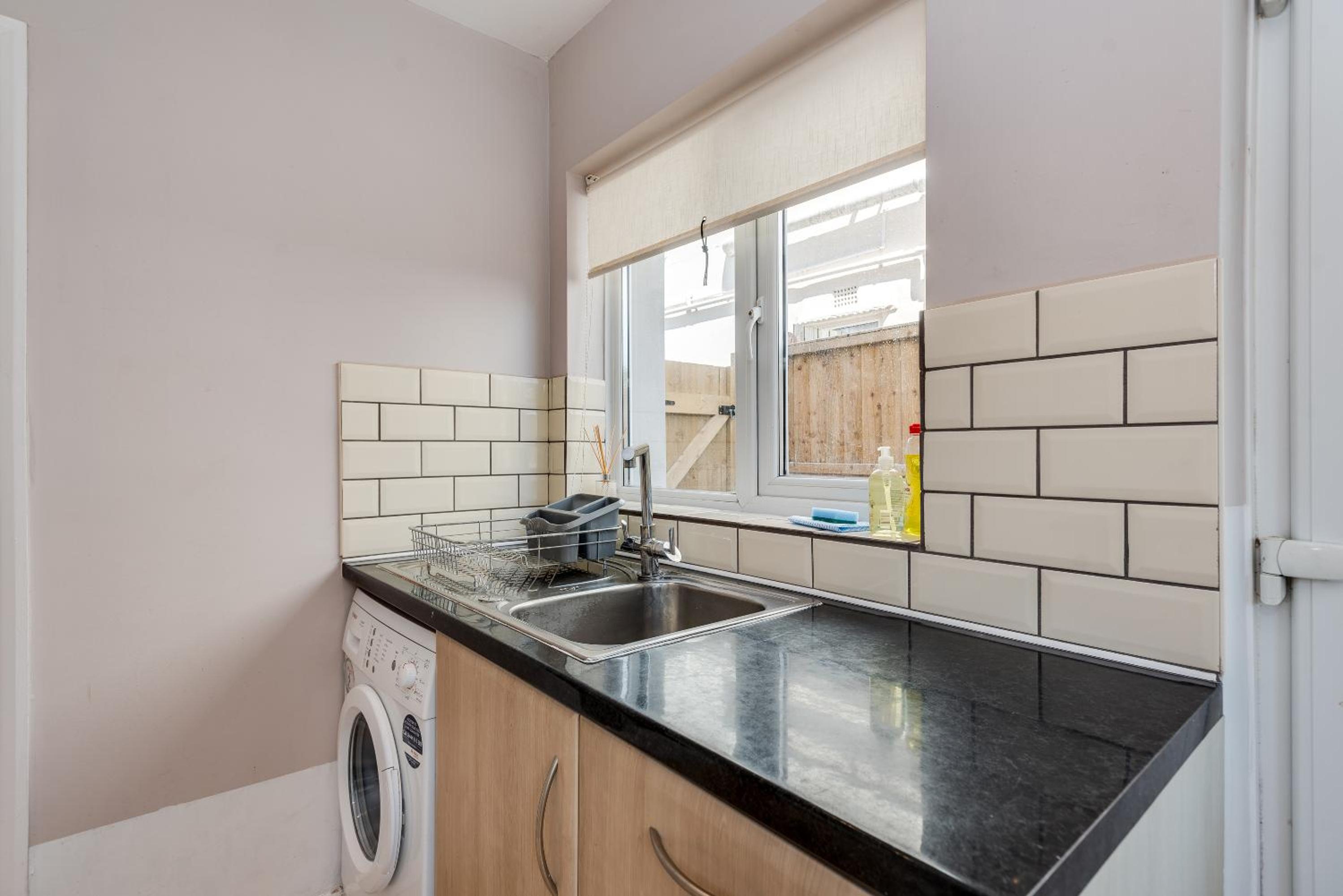 Oxford Vacations - The Oxford Abode - 3-Bedroom House - large garden free parking - Property Image 25