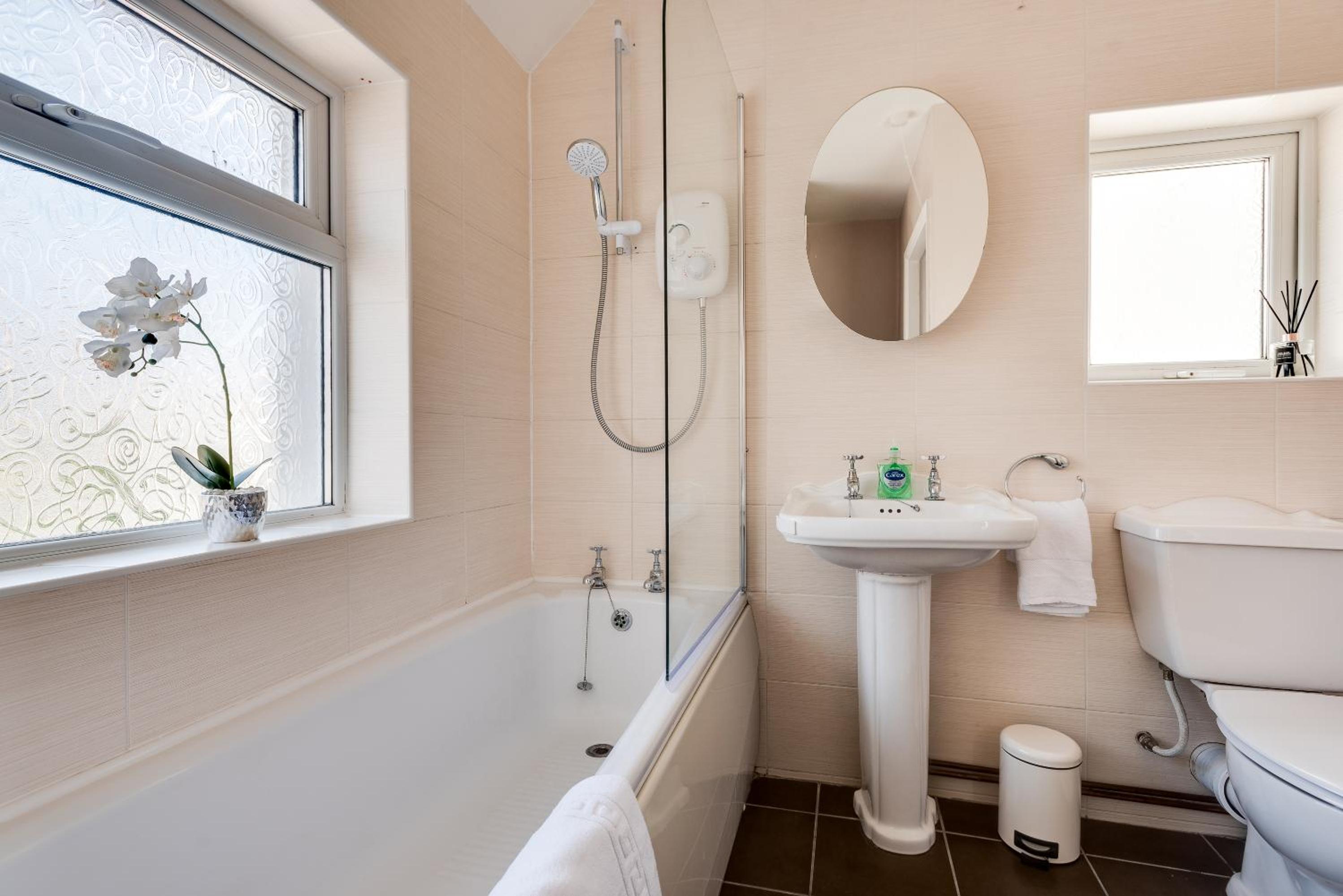 Oxford Vacations - The Oxford Abode - 3-Bedroom House - large garden free parking - Property Image 29