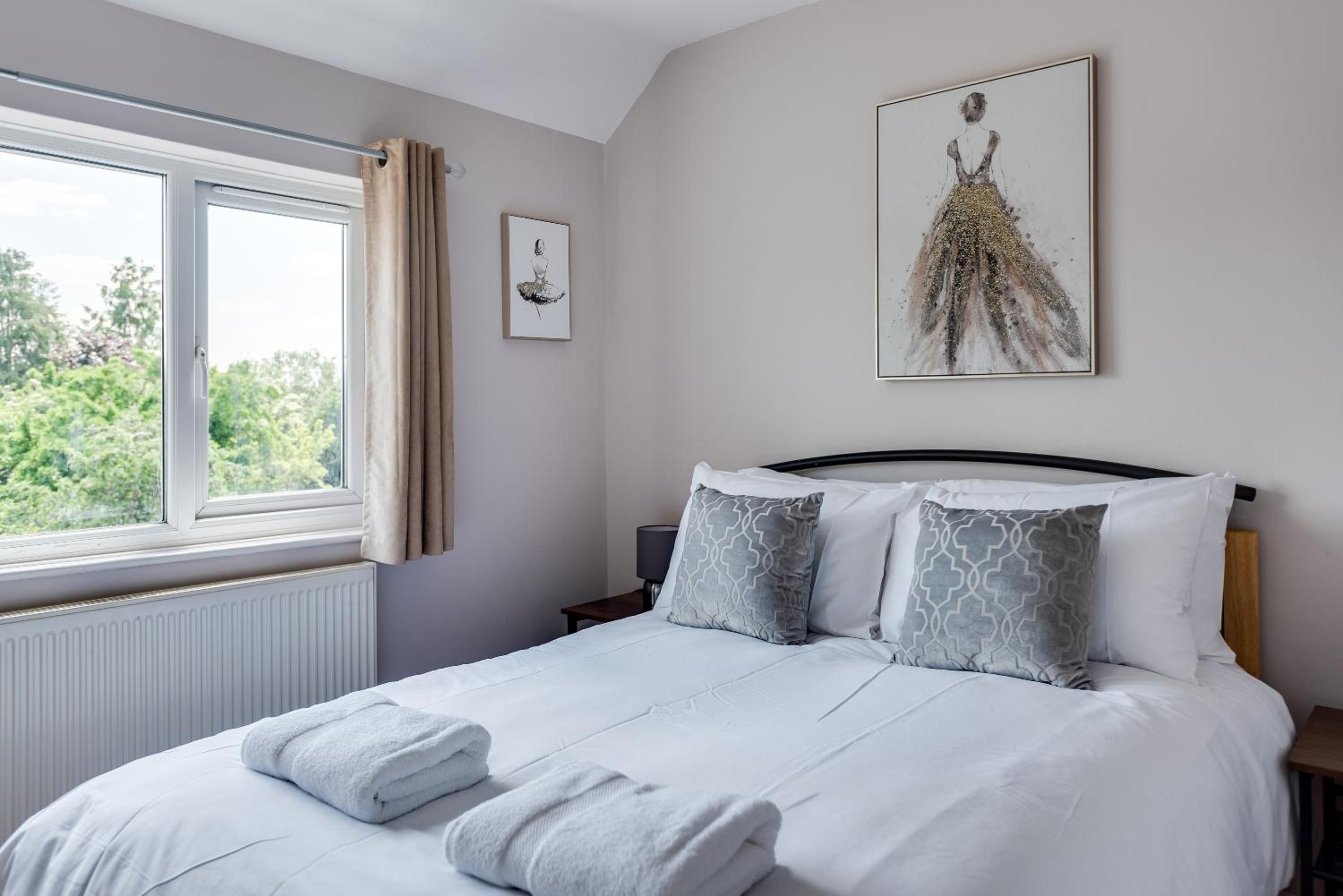 Oxford Vacations - The Oxford Abode - 3-Bedroom House - large garden free parking - Property Image 2