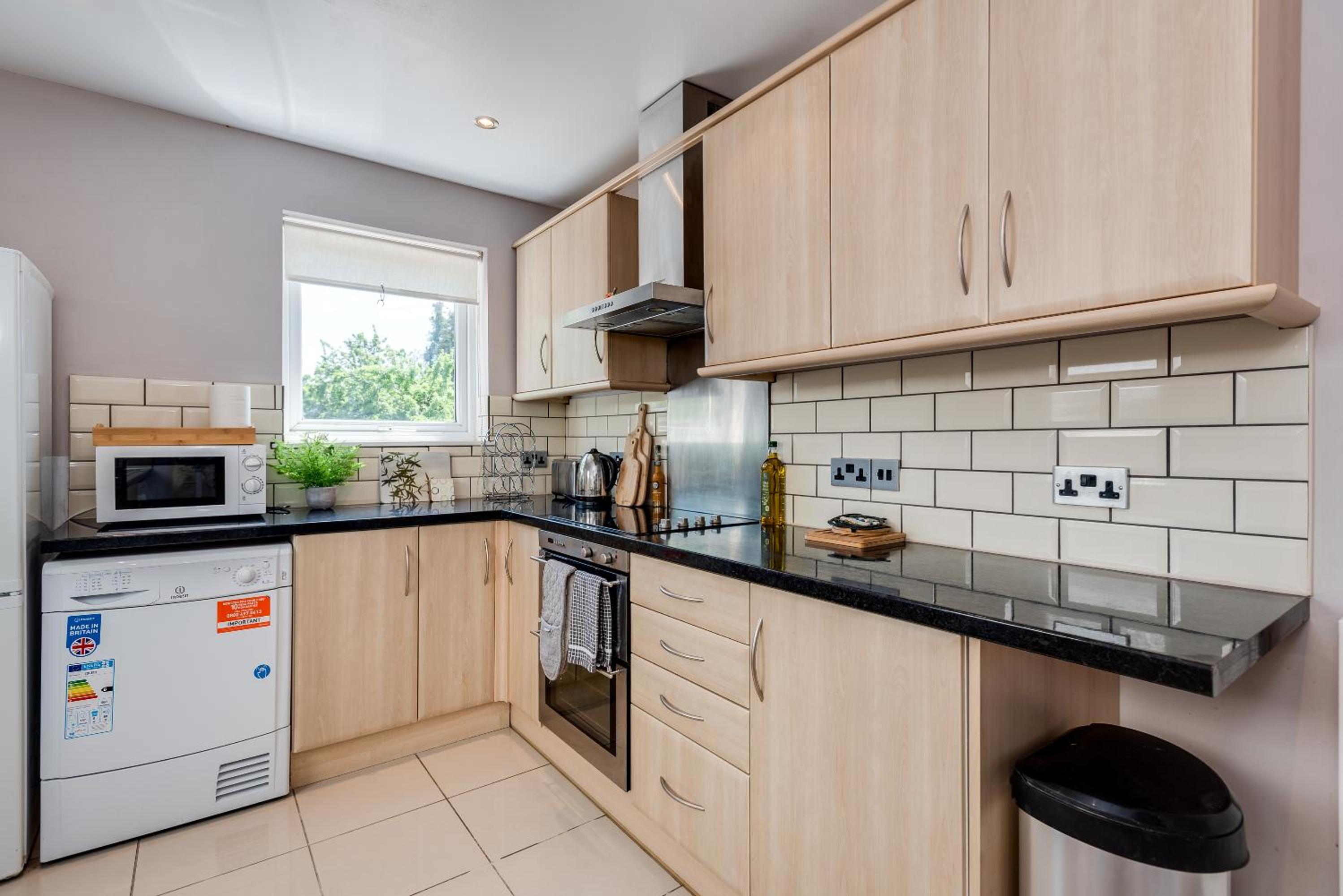 Oxford Vacations - The Oxford Abode - 3-Bedroom House - large garden free parking - Property Image 12
