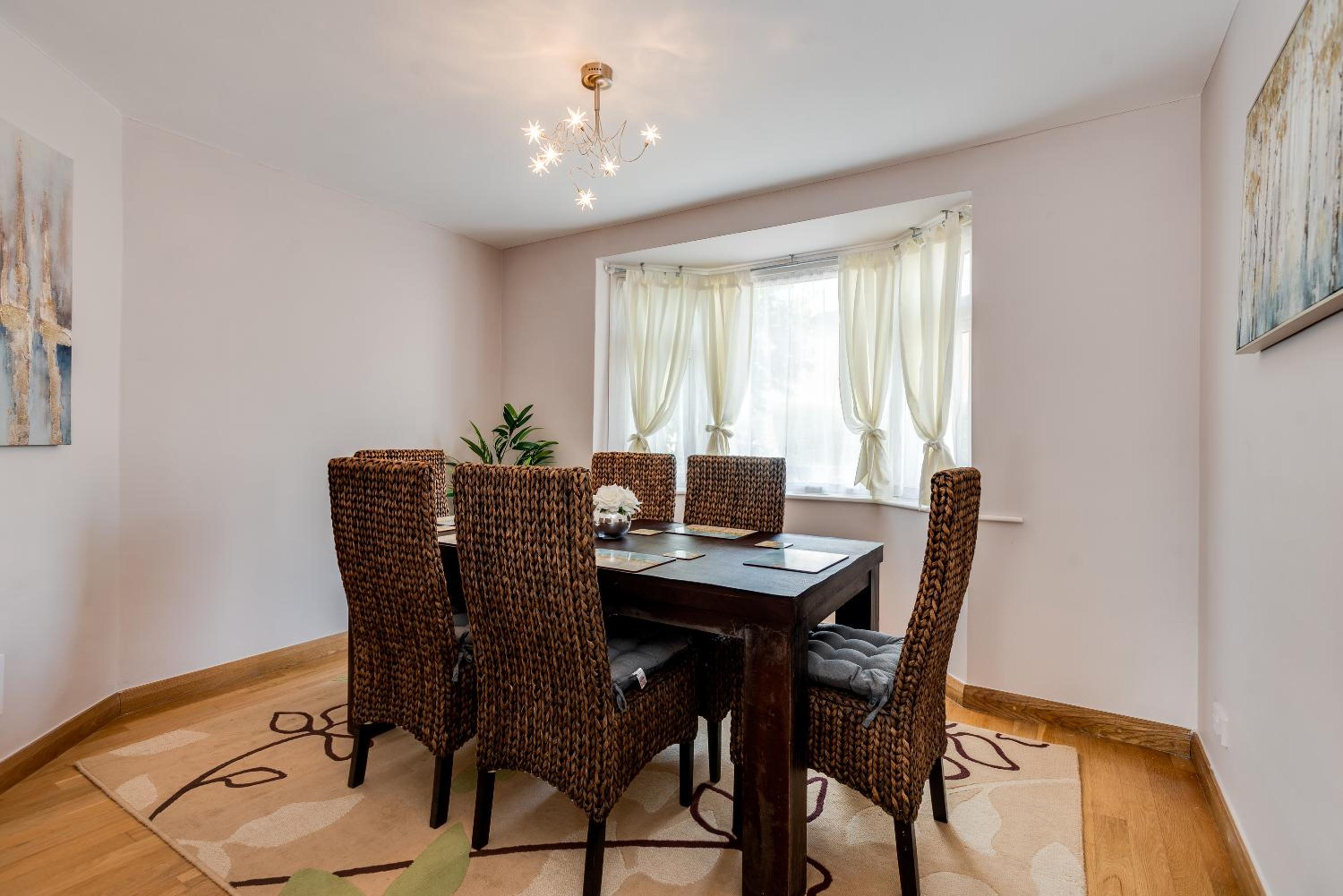 Oxford Vacations - The Oxford Abode - 3-Bedroom House - large garden free parking - Property Image 9