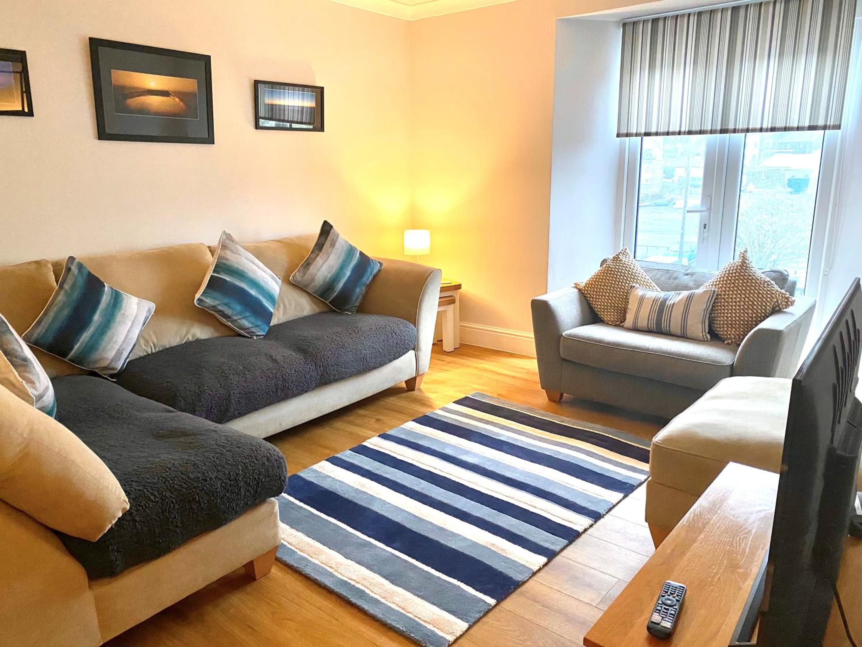 Large House in Looe, Near Beach and Bars with Great Views, Free Parking and Free Access to a Nearby Indoor Swimming Pool